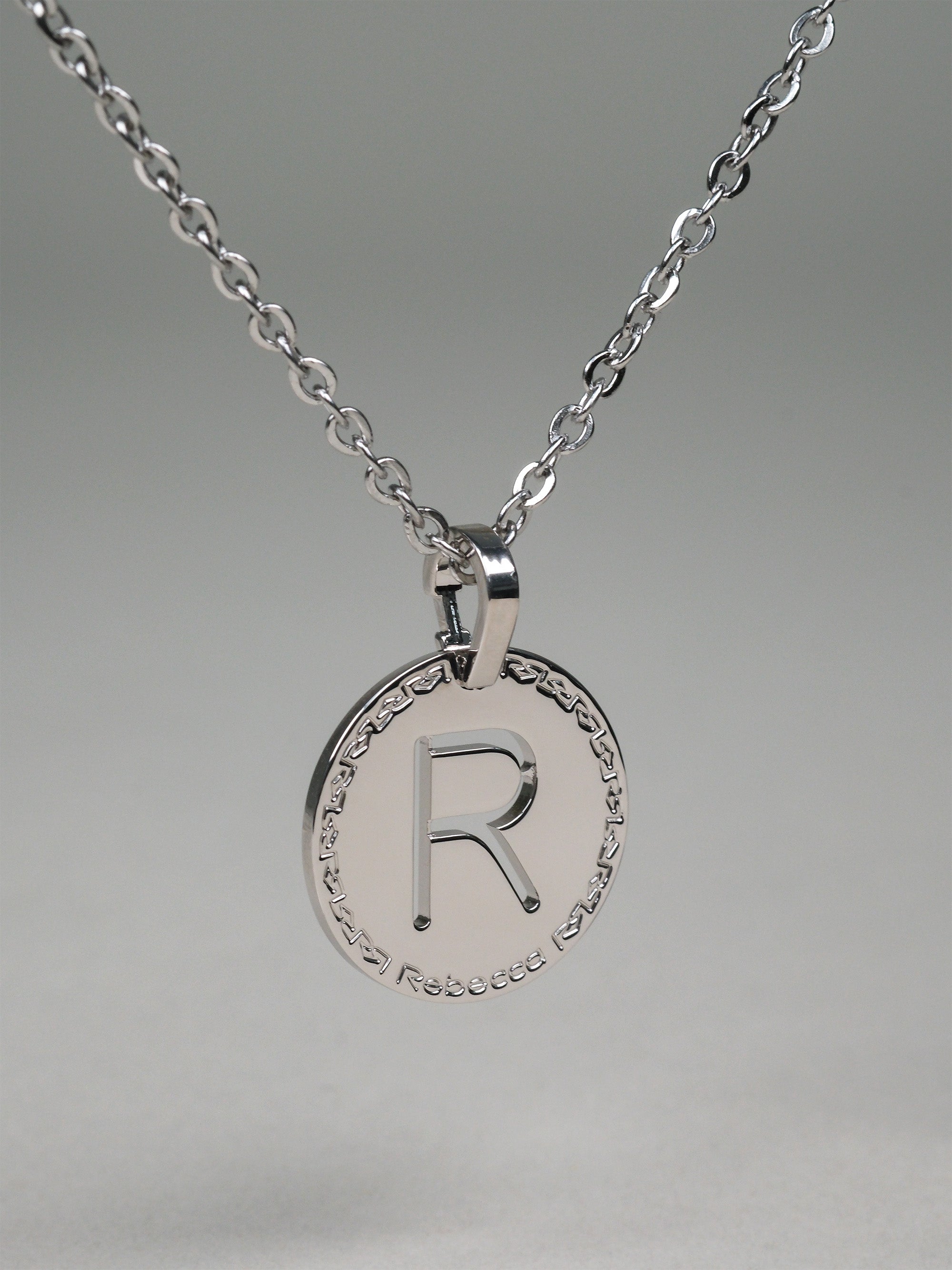 Collana lunga con iniziale media