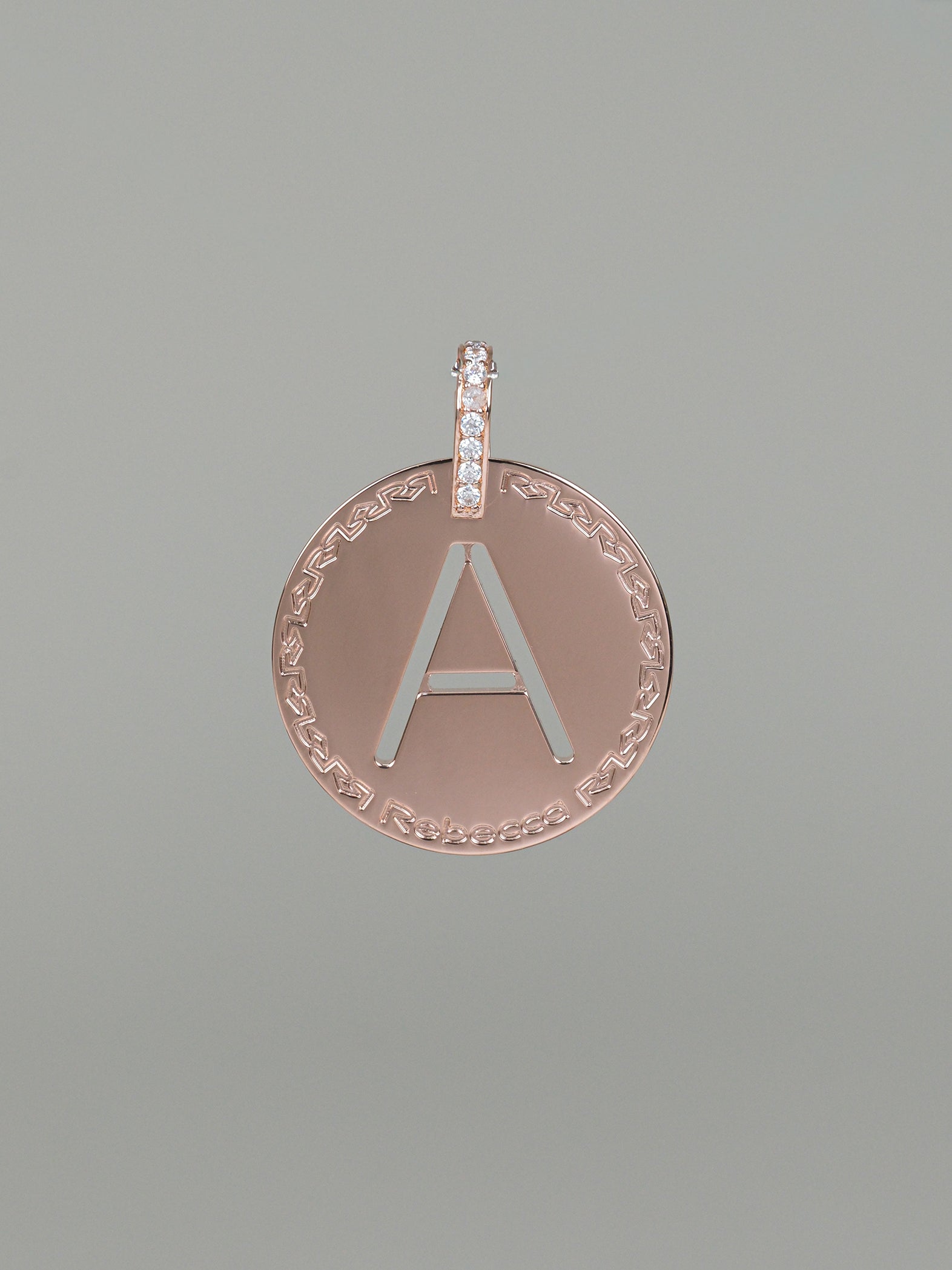 Collana lunga con iniziale grande