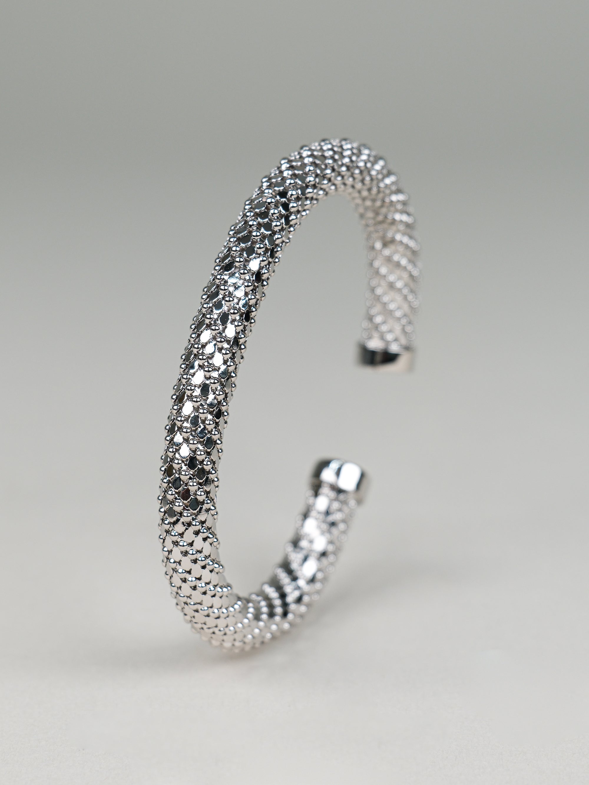 Bracciale rigido tubolare texture pelle di serpente
