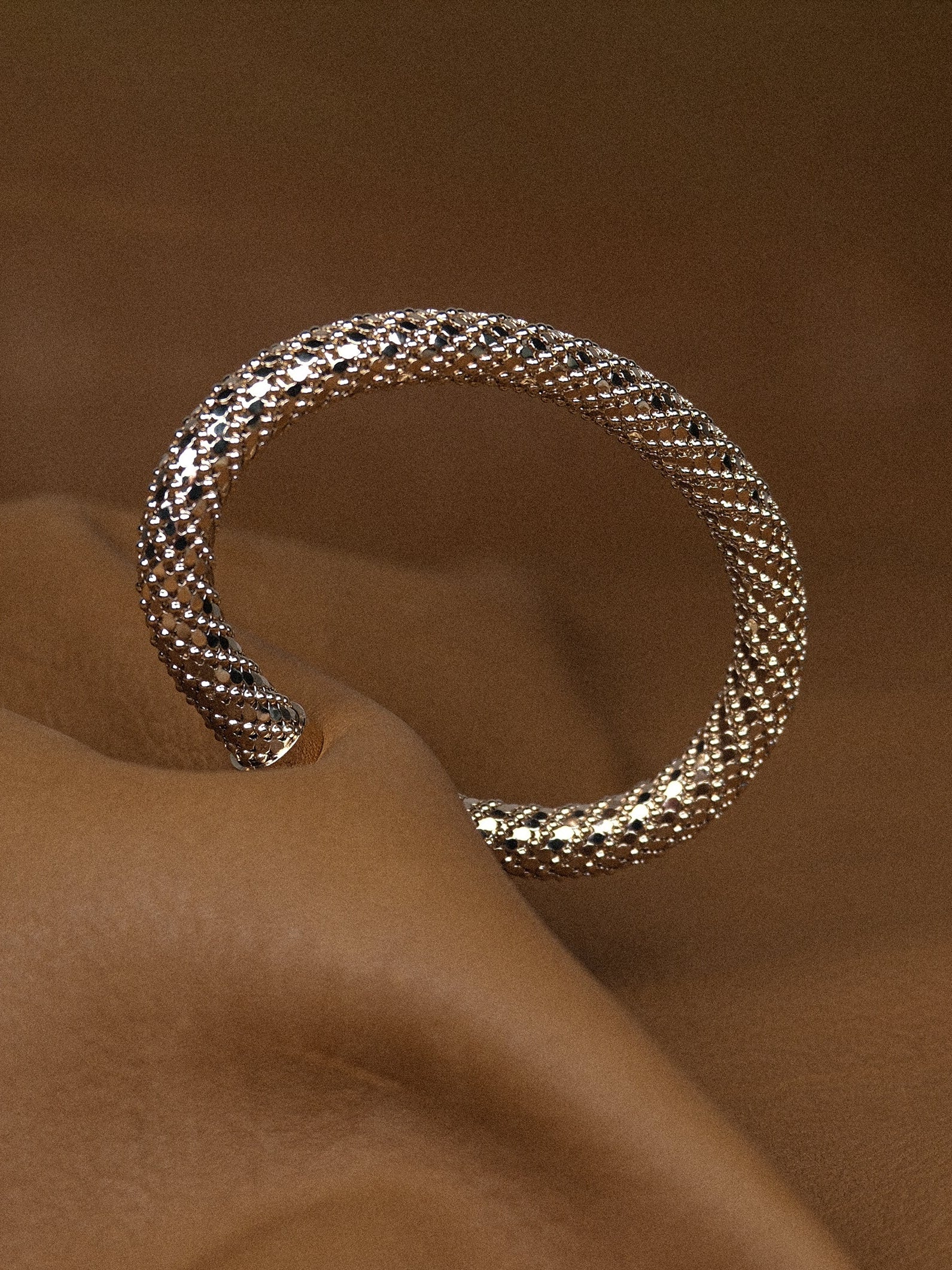 Bracciale rigido tubolare texture pelle di serpente