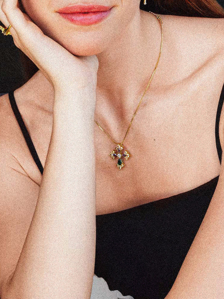 Collana con croce e pietre colorate