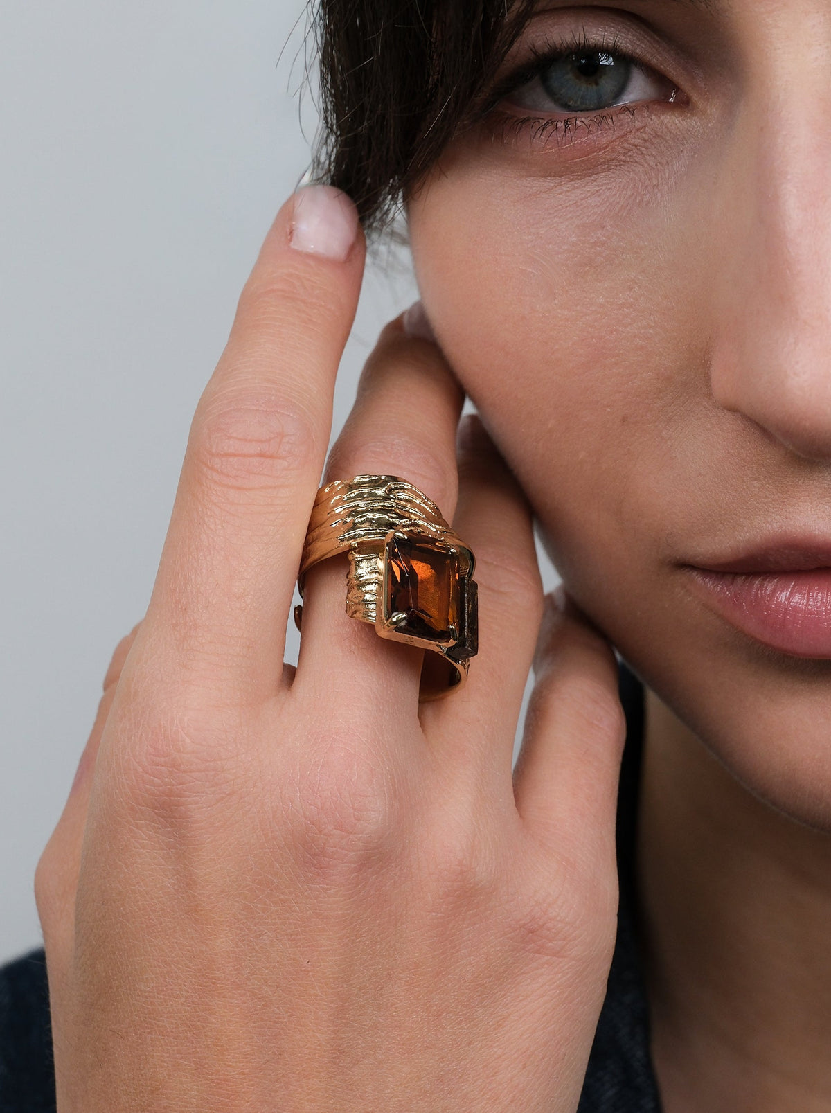 Anello ricciolo con pietra