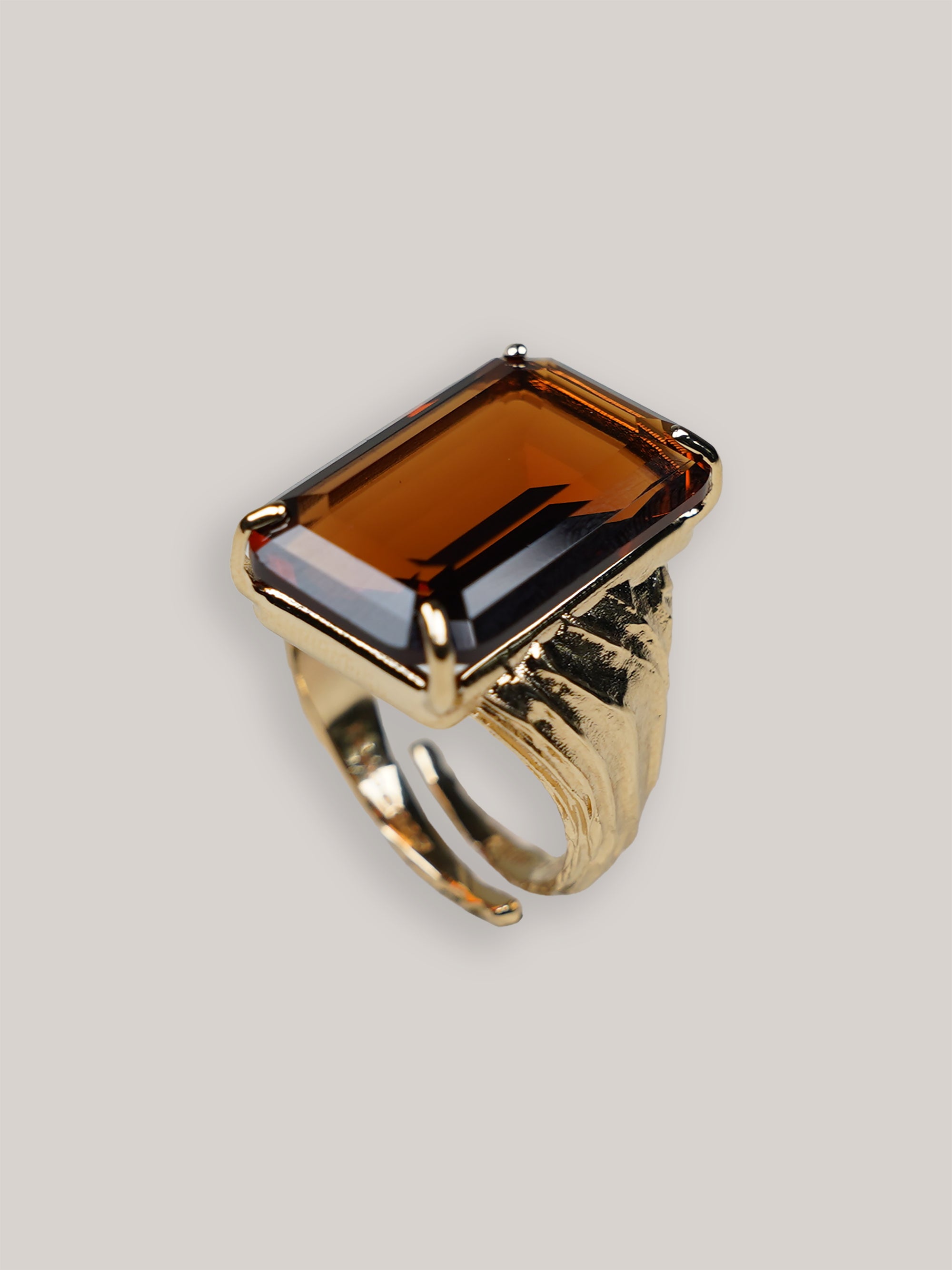 Anello con pietra ambrata grande