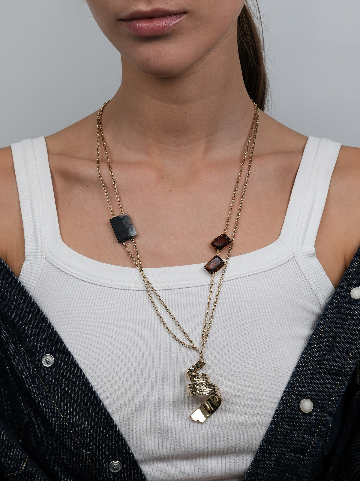 Necklace with curl and stones