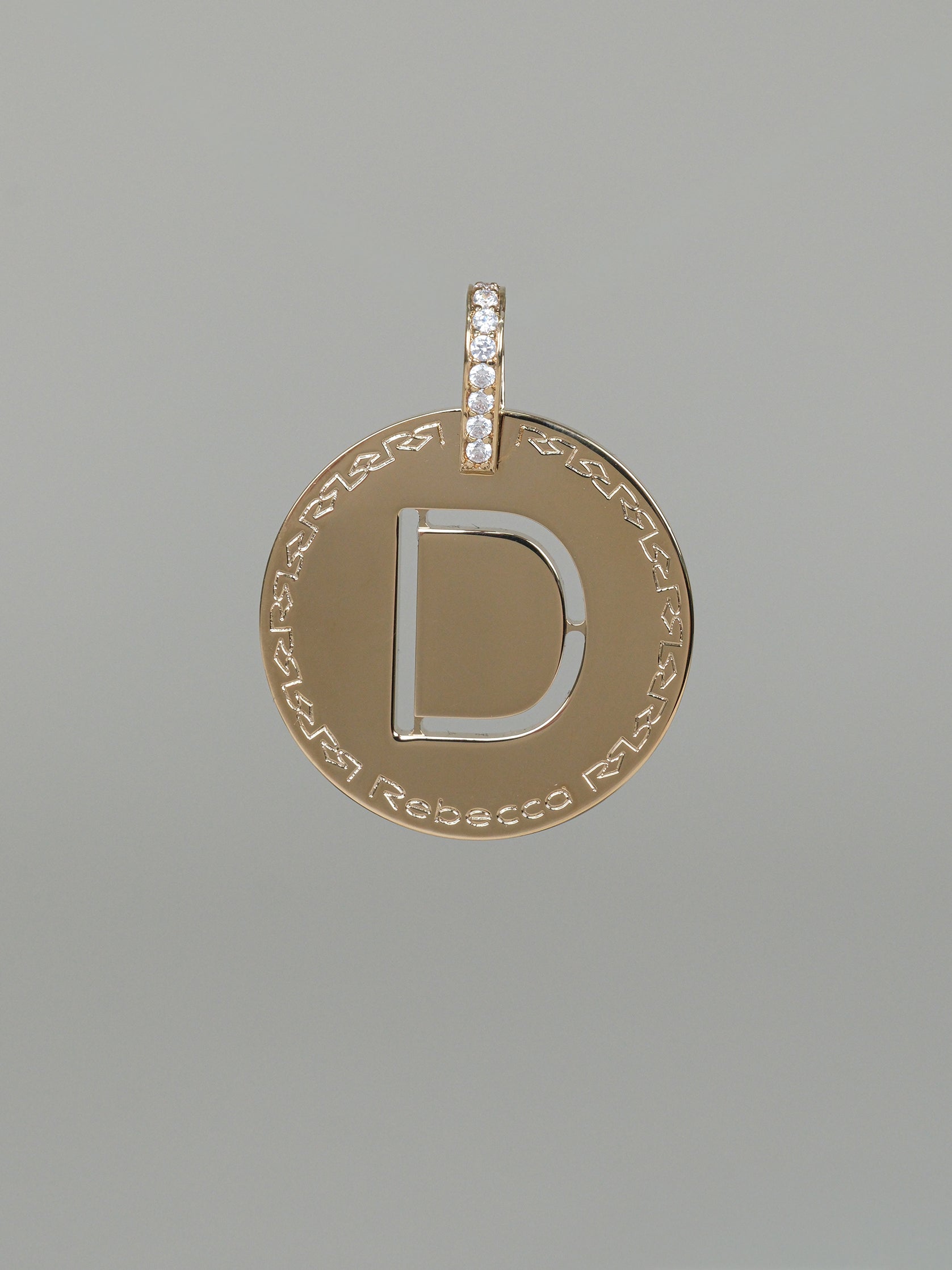 Collana lunga con iniziale grande