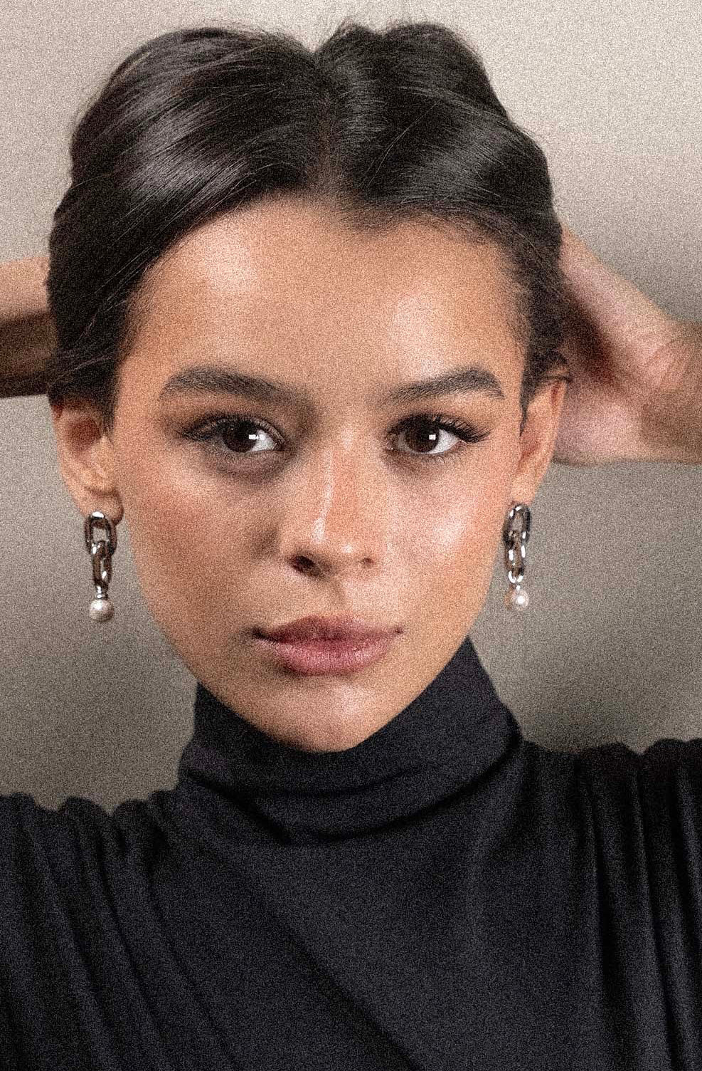 Orecchini pendenti e perle