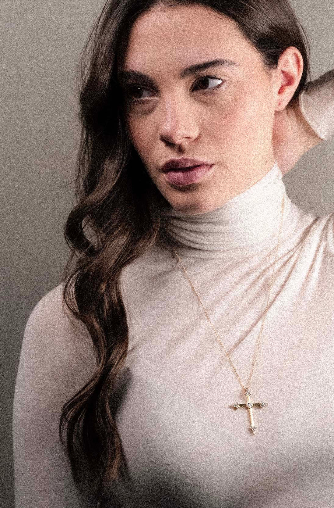 Collana con croce e pietra a cuore