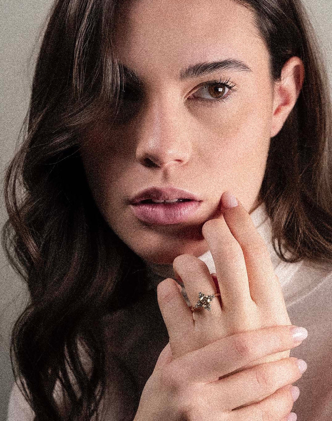 Anello con fiore in pietre colorate
