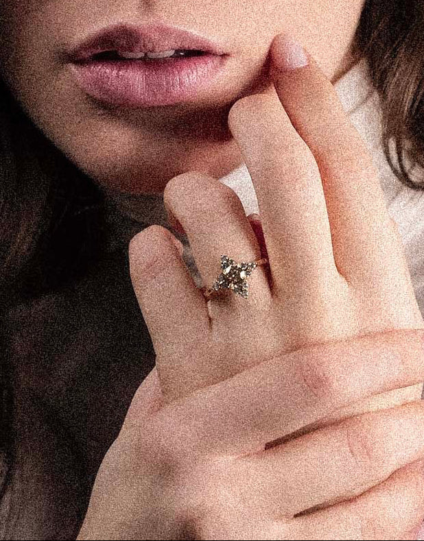 Anello Judith con fiore in pietre colorate