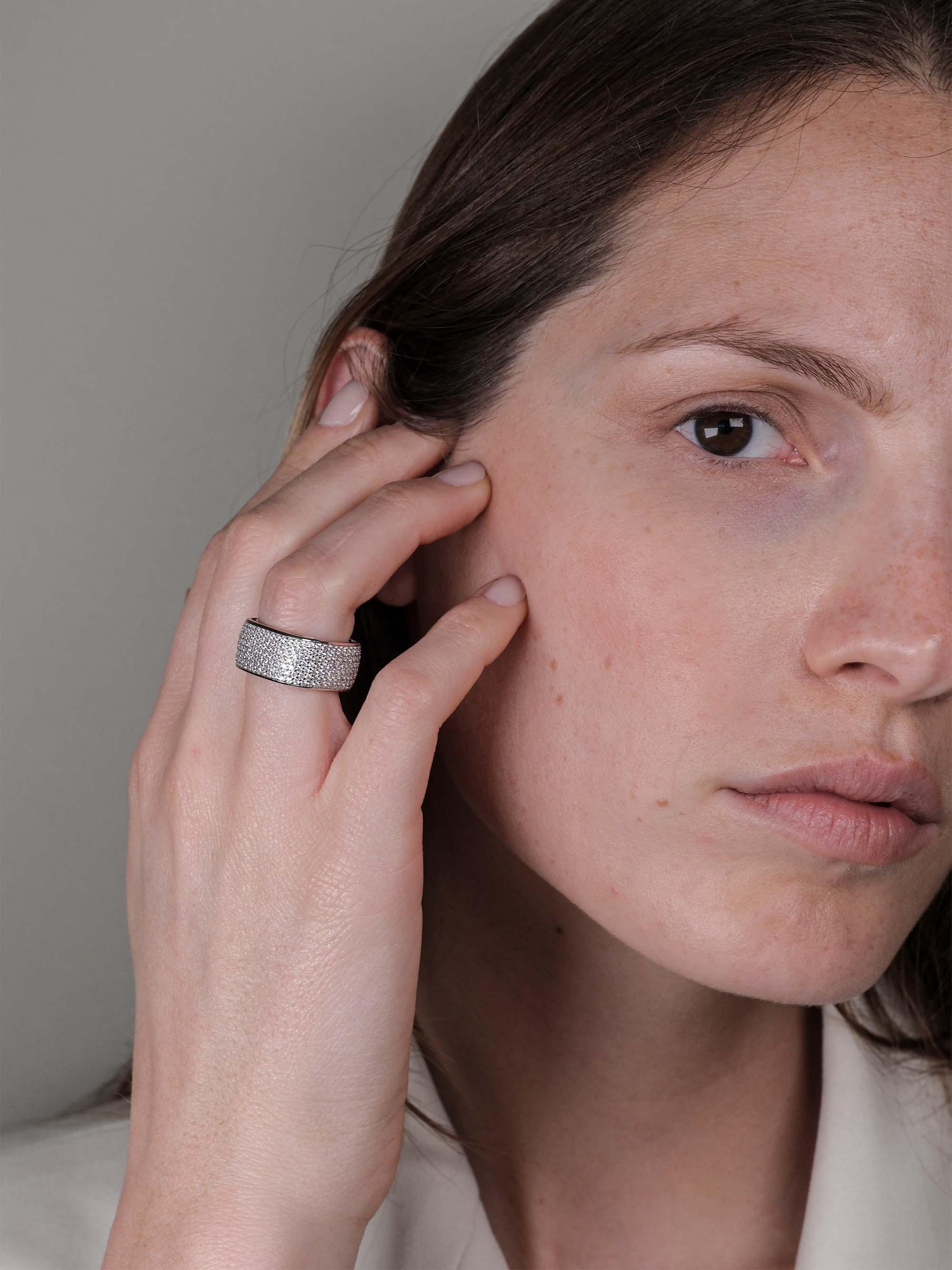 Anello fascia con zirconi