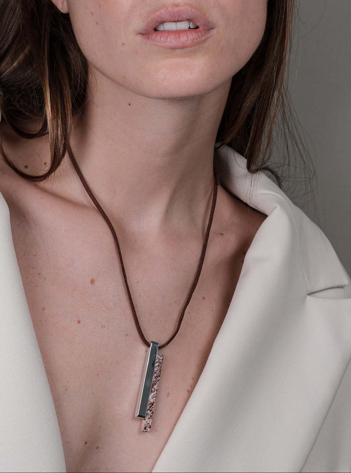 Collana con pendente barretta e pietra naturale