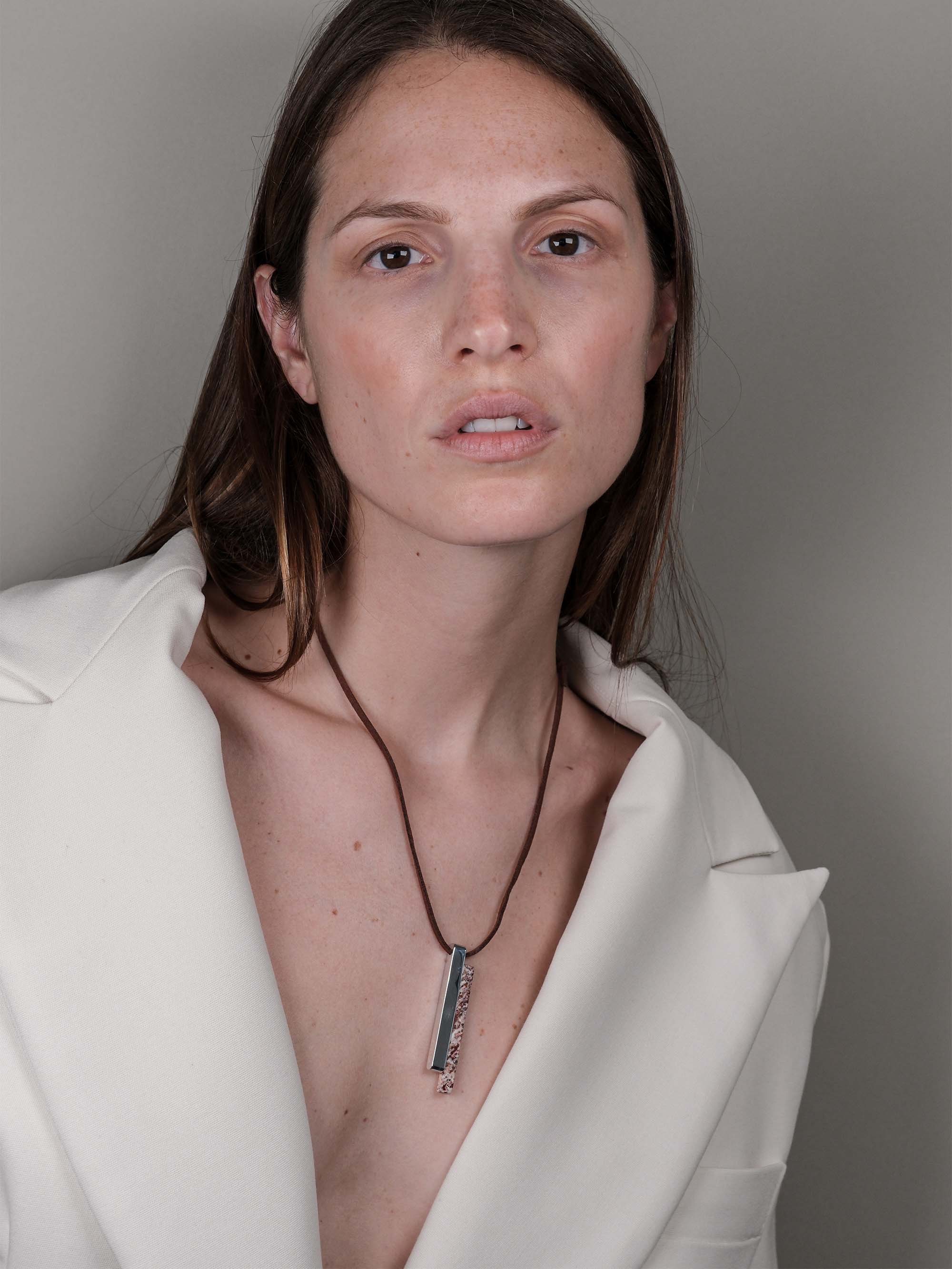 Collana con pendente barretta e pietra naturale