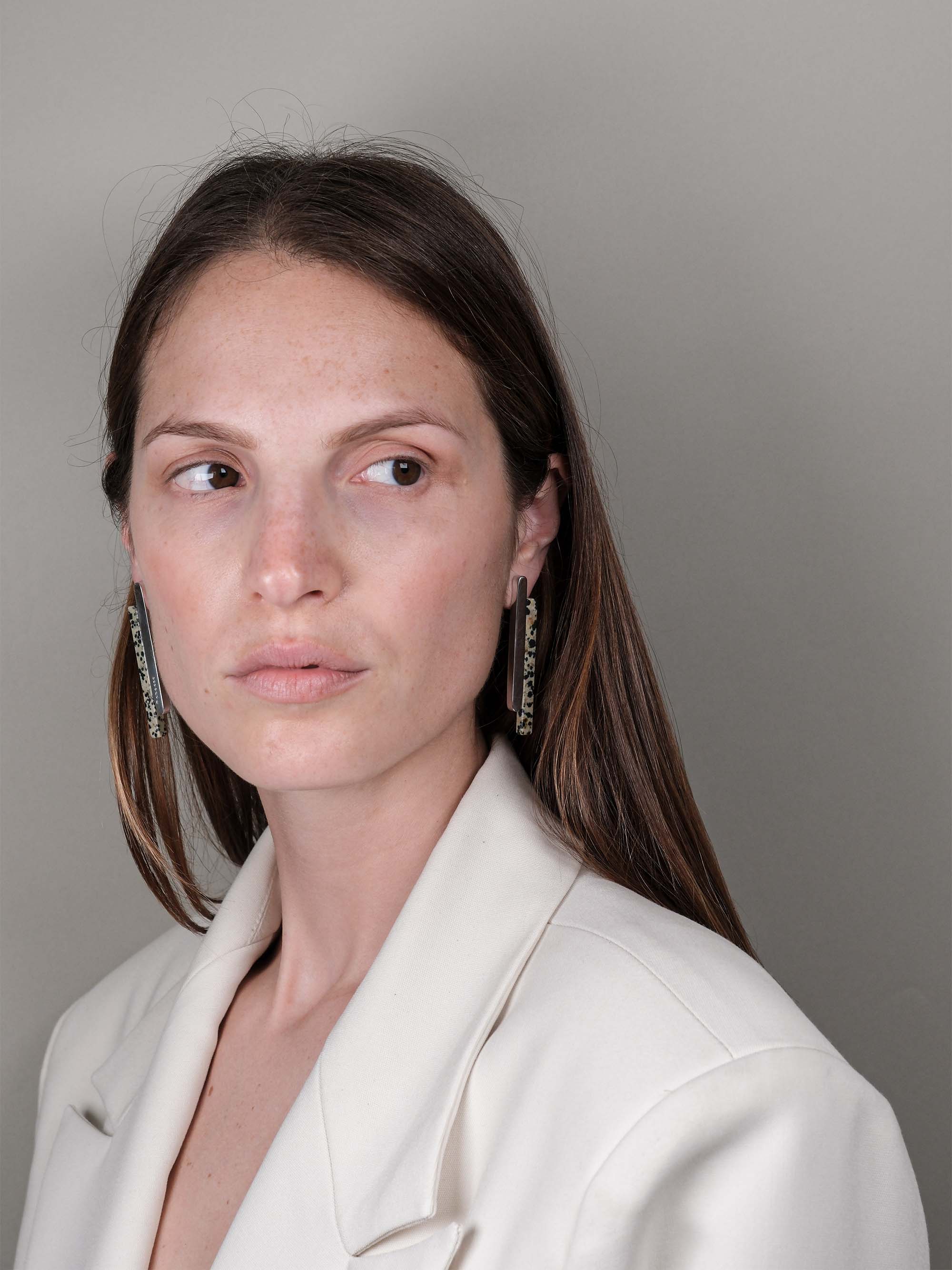 Orecchini con barretta e pietra naturale grande