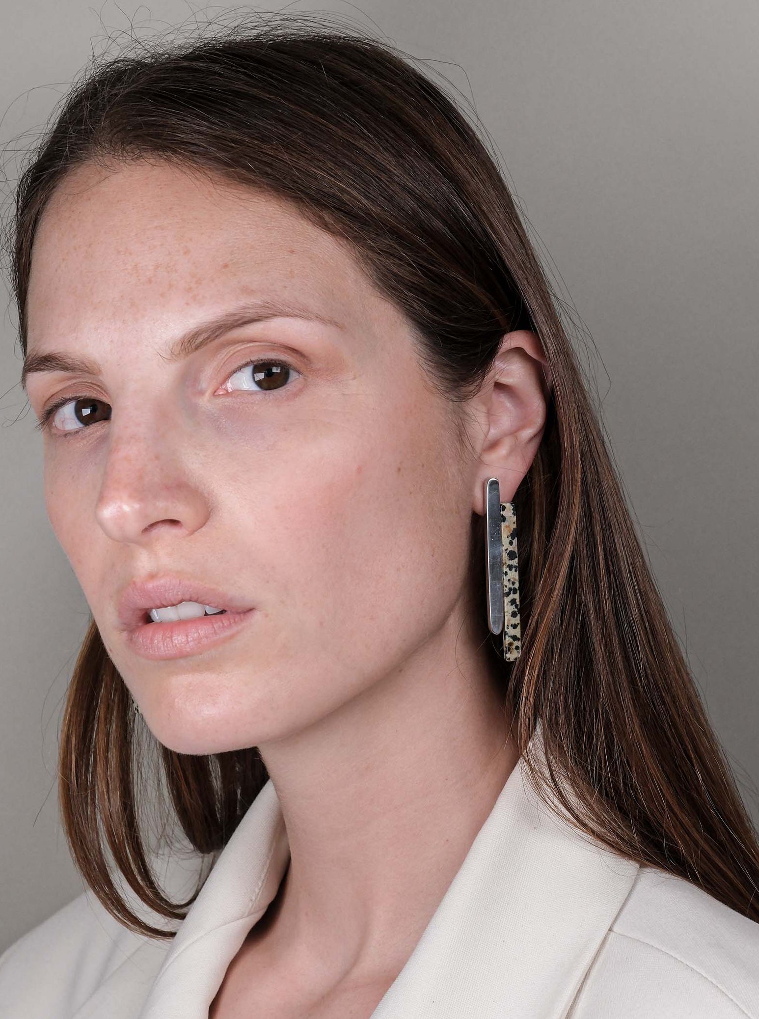 Orecchini con barretta e pietra naturale grande