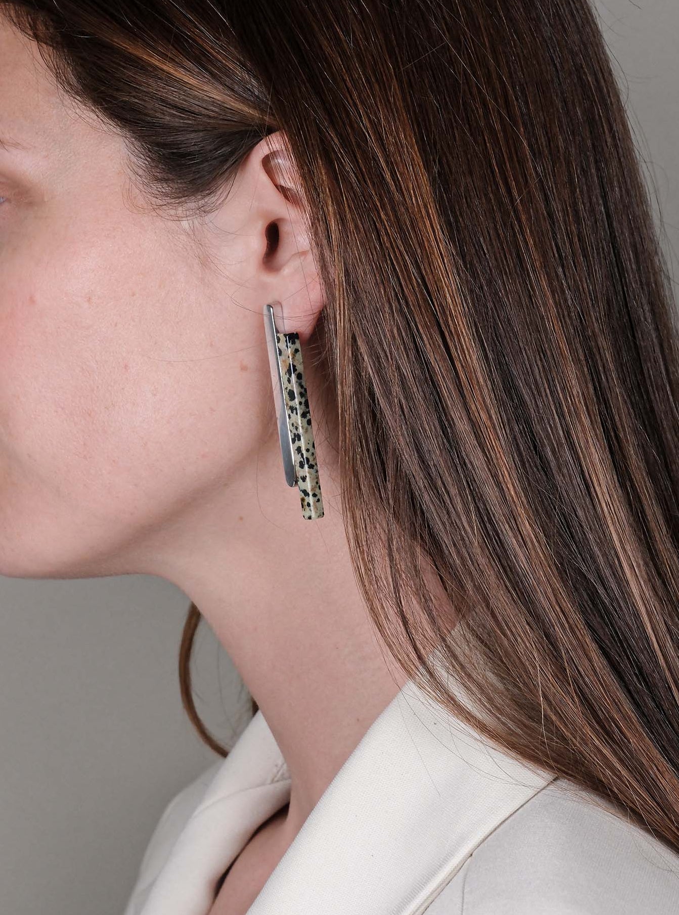 Orecchini con barretta e pietra naturale grande