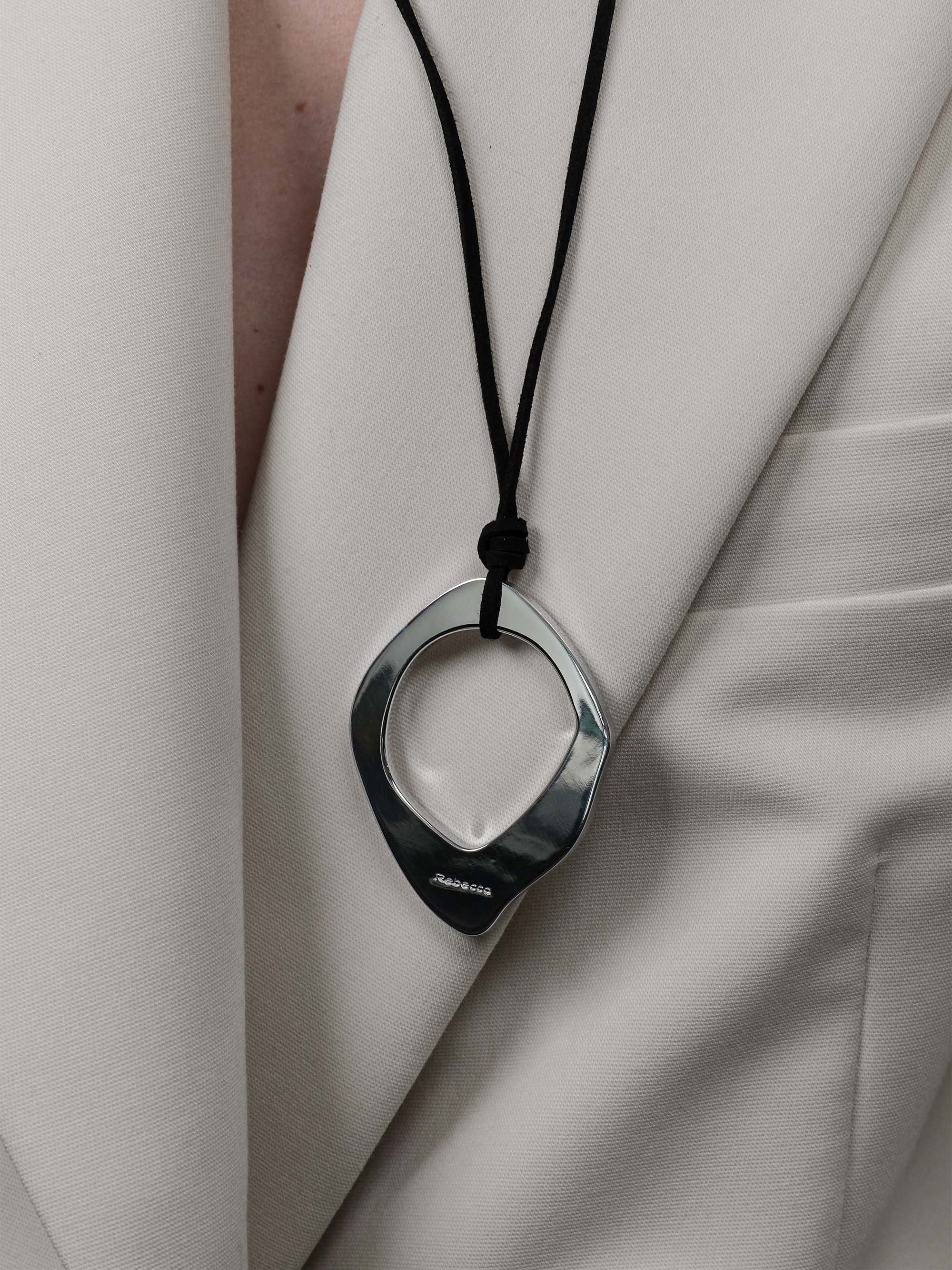 Collana lunga con pendente cerchio irregolare