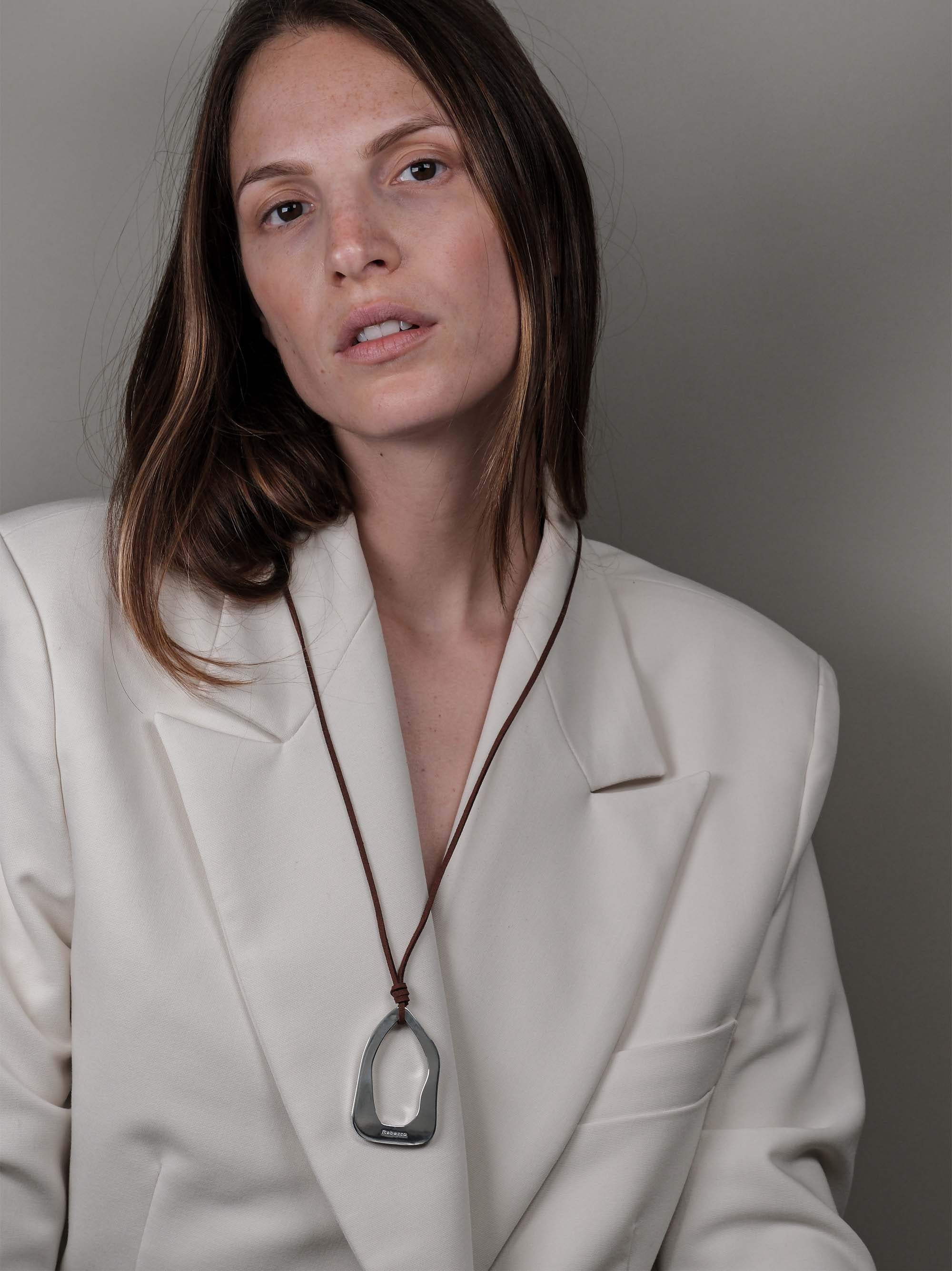 Collana lunga con pendente piramide irregolare