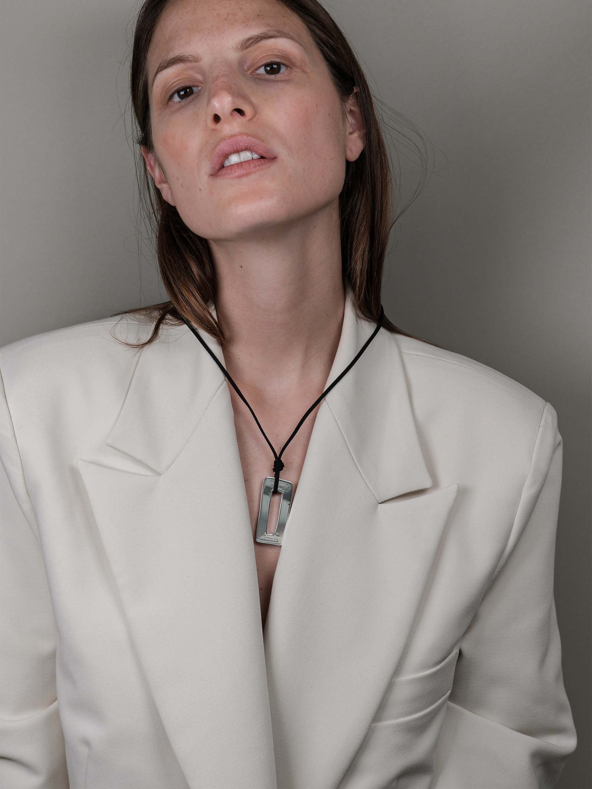 Collana lunga con pendente rettangolo irregolare