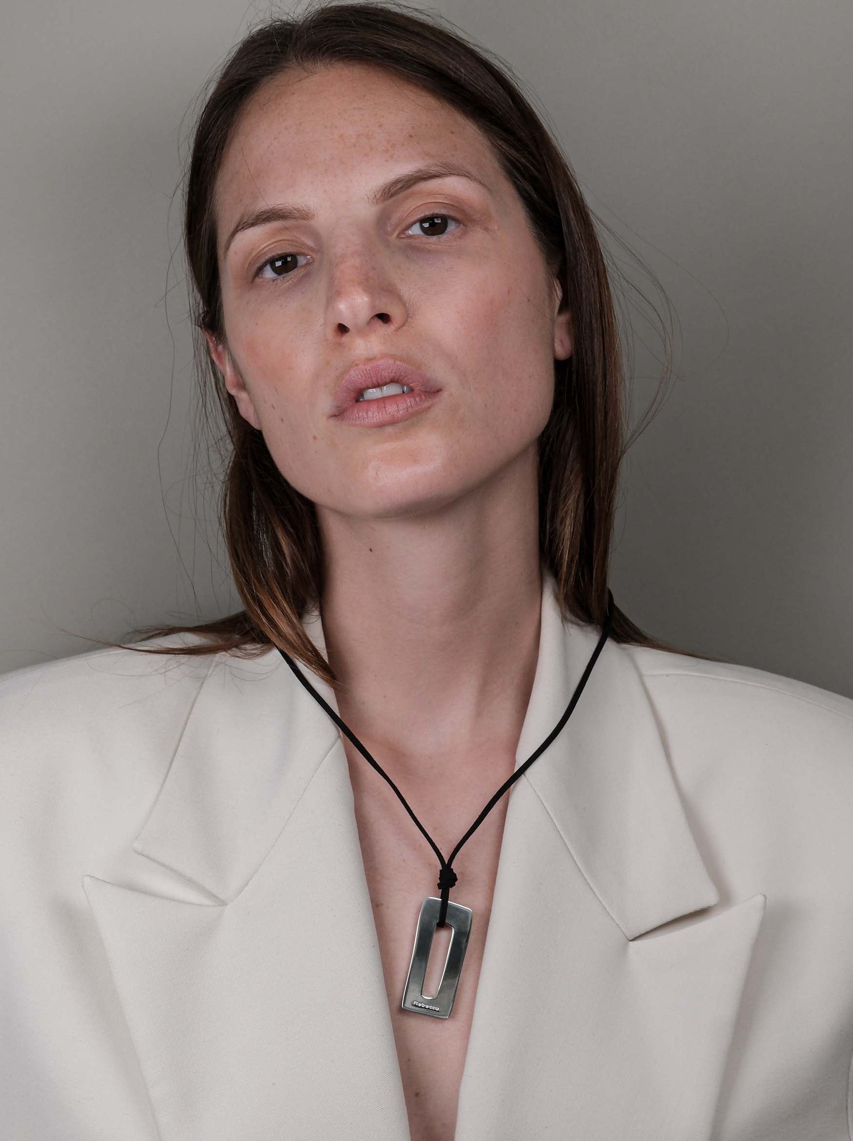 Collana lunga con pendente rettangolo irregolare