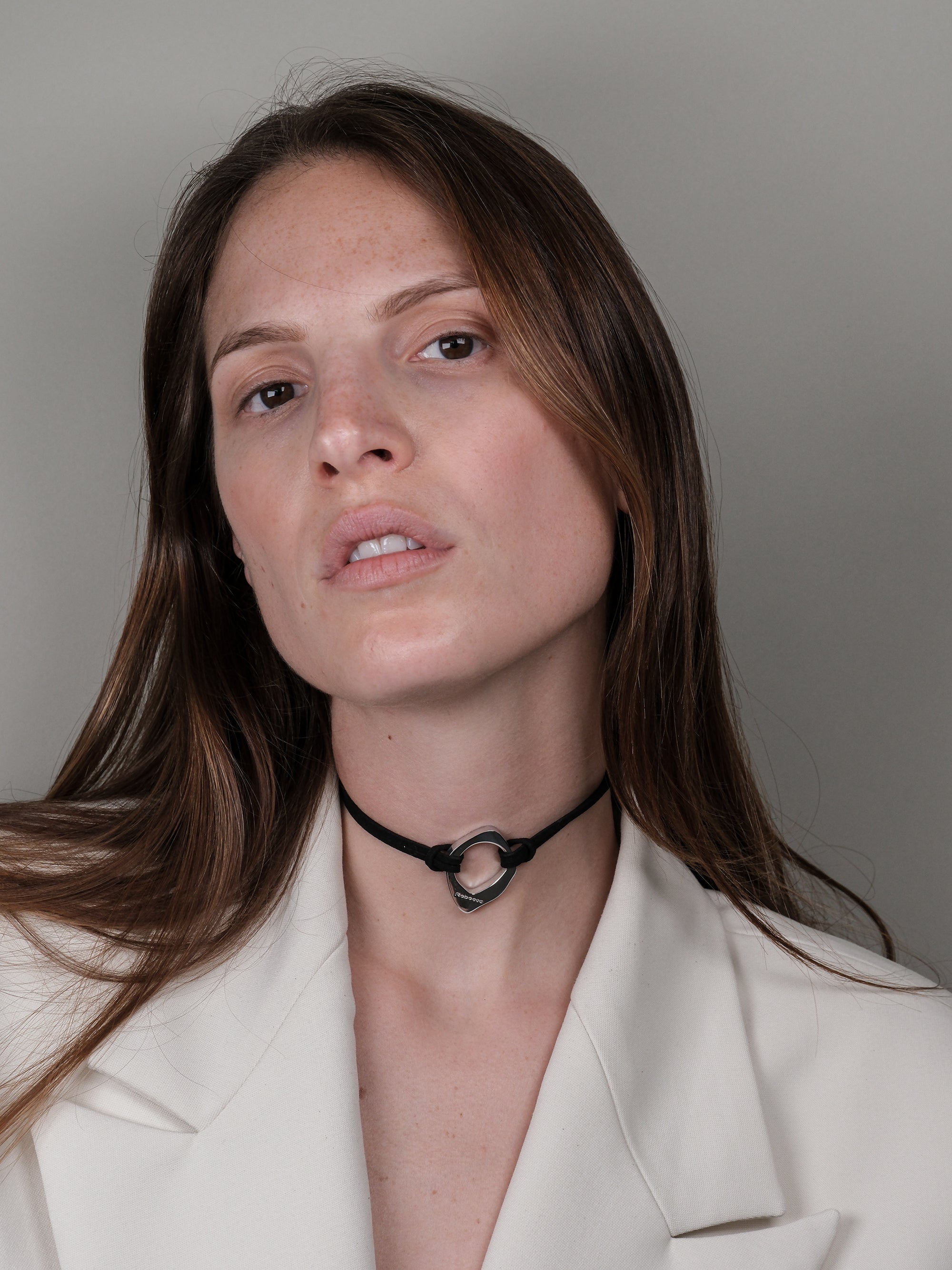 Collana choker con cerchio irregolare
