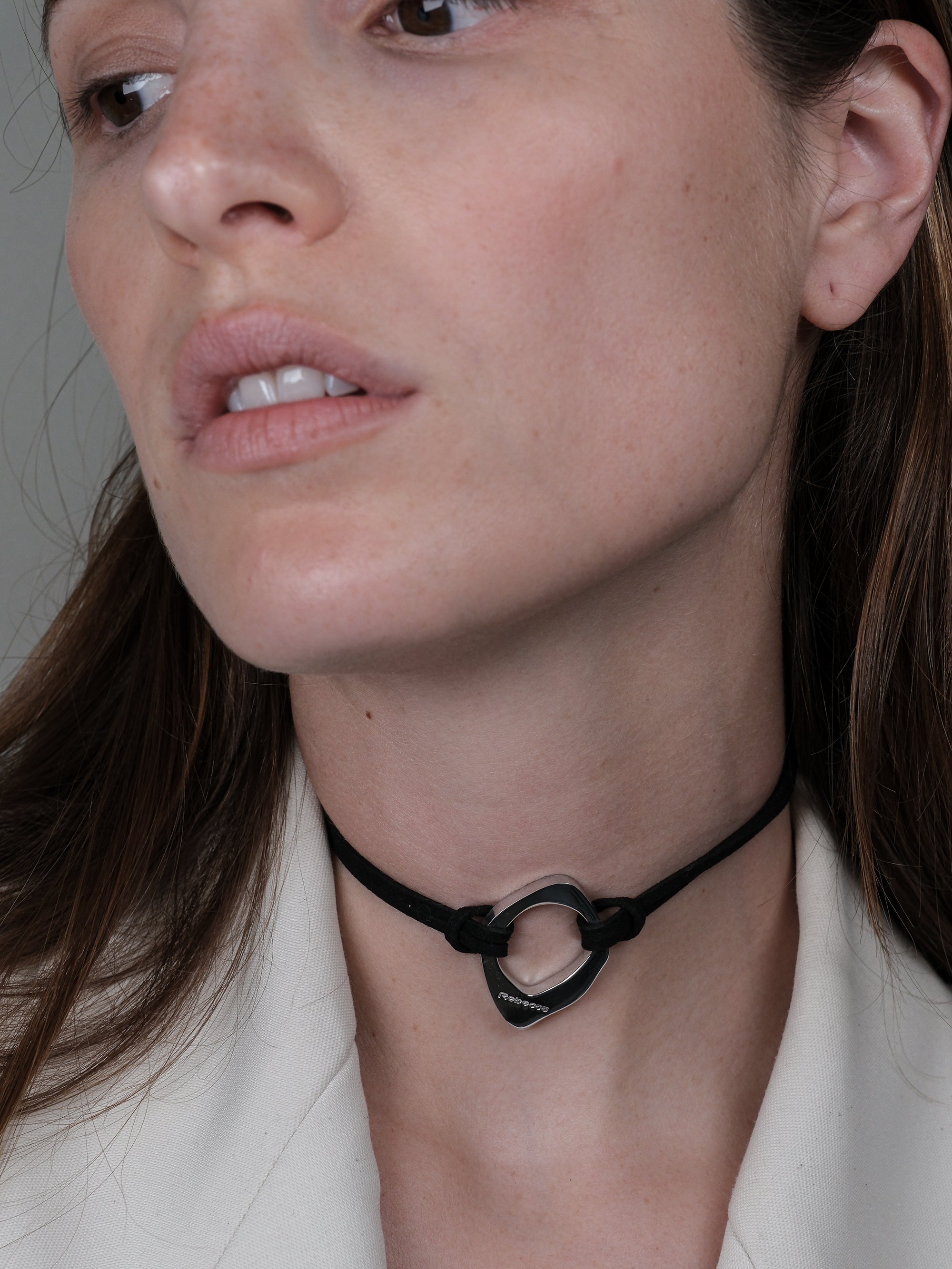 Collana choker con cerchio irregolare