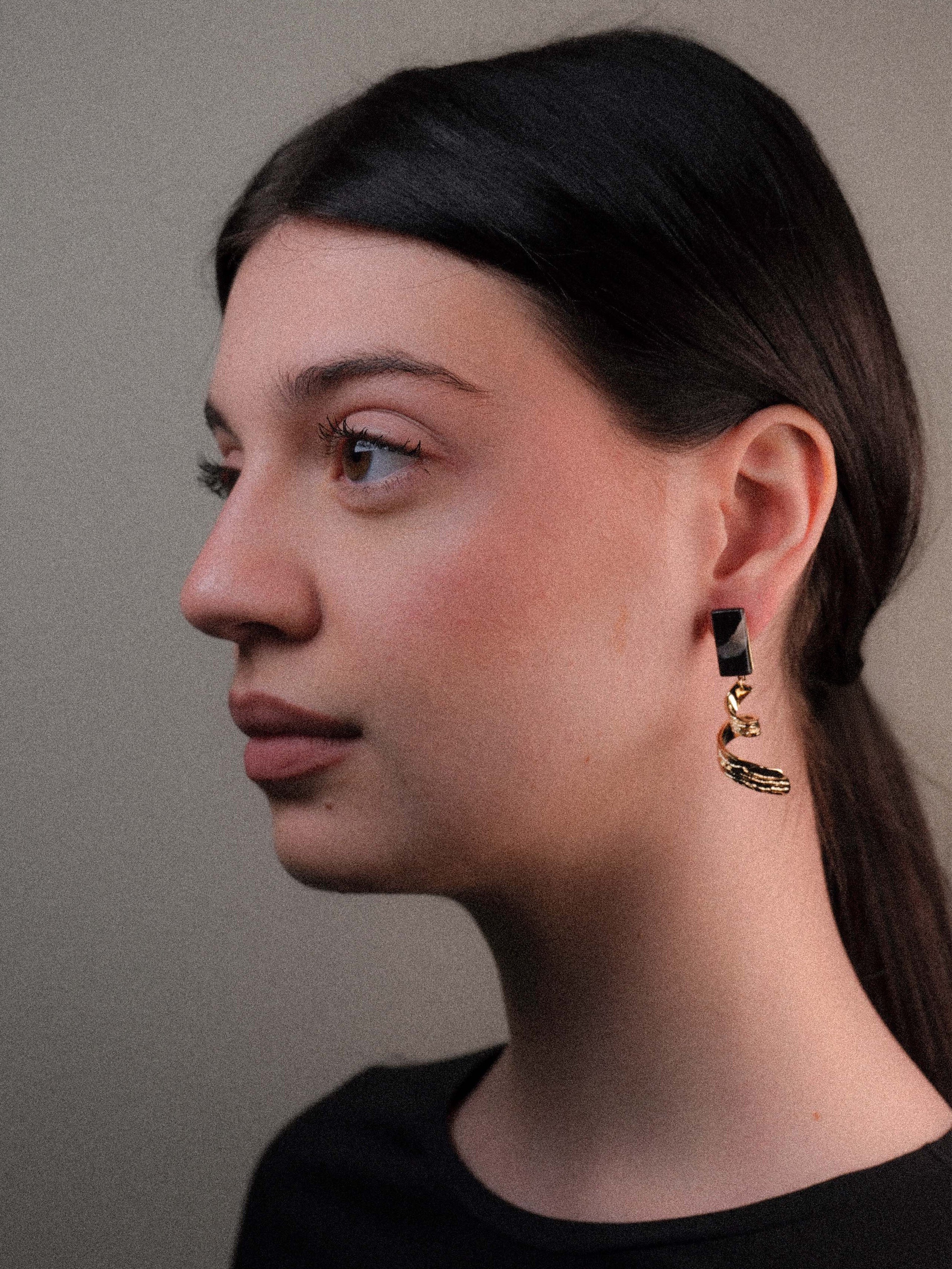 Orecchini pendenti ricciolo con pietra naturale