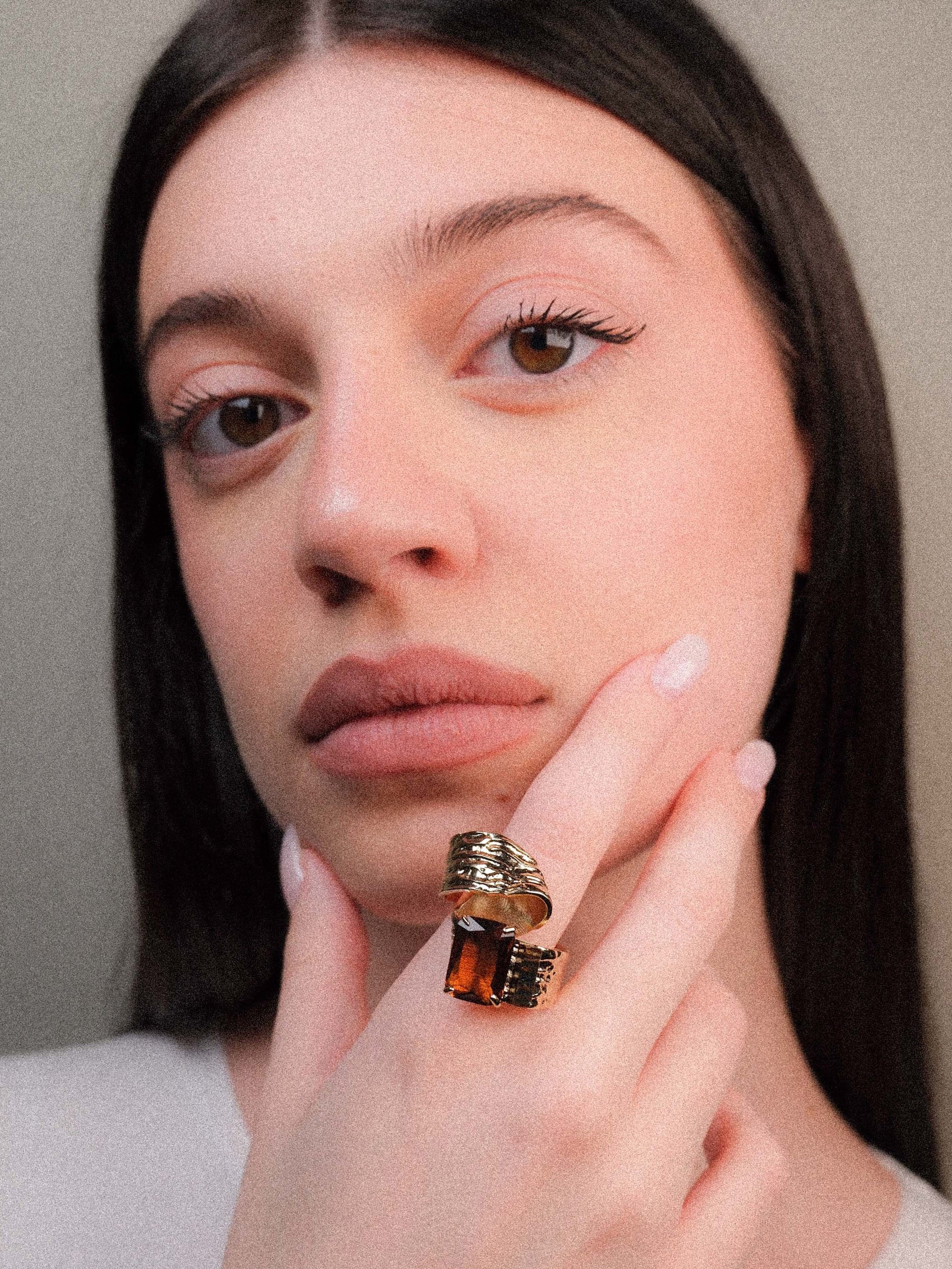 Anello ricciolo con pietra