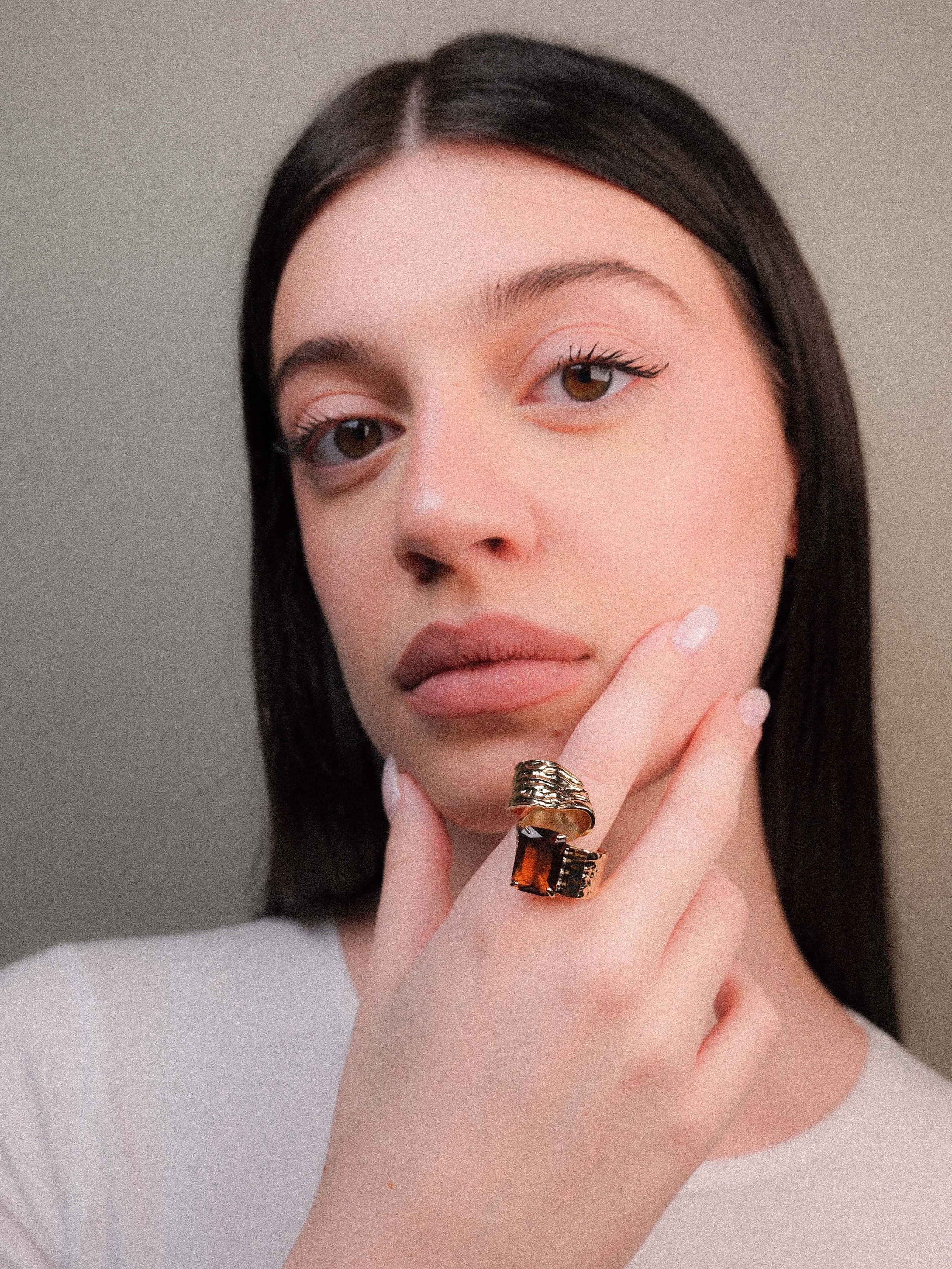 Anello ricciolo con pietra