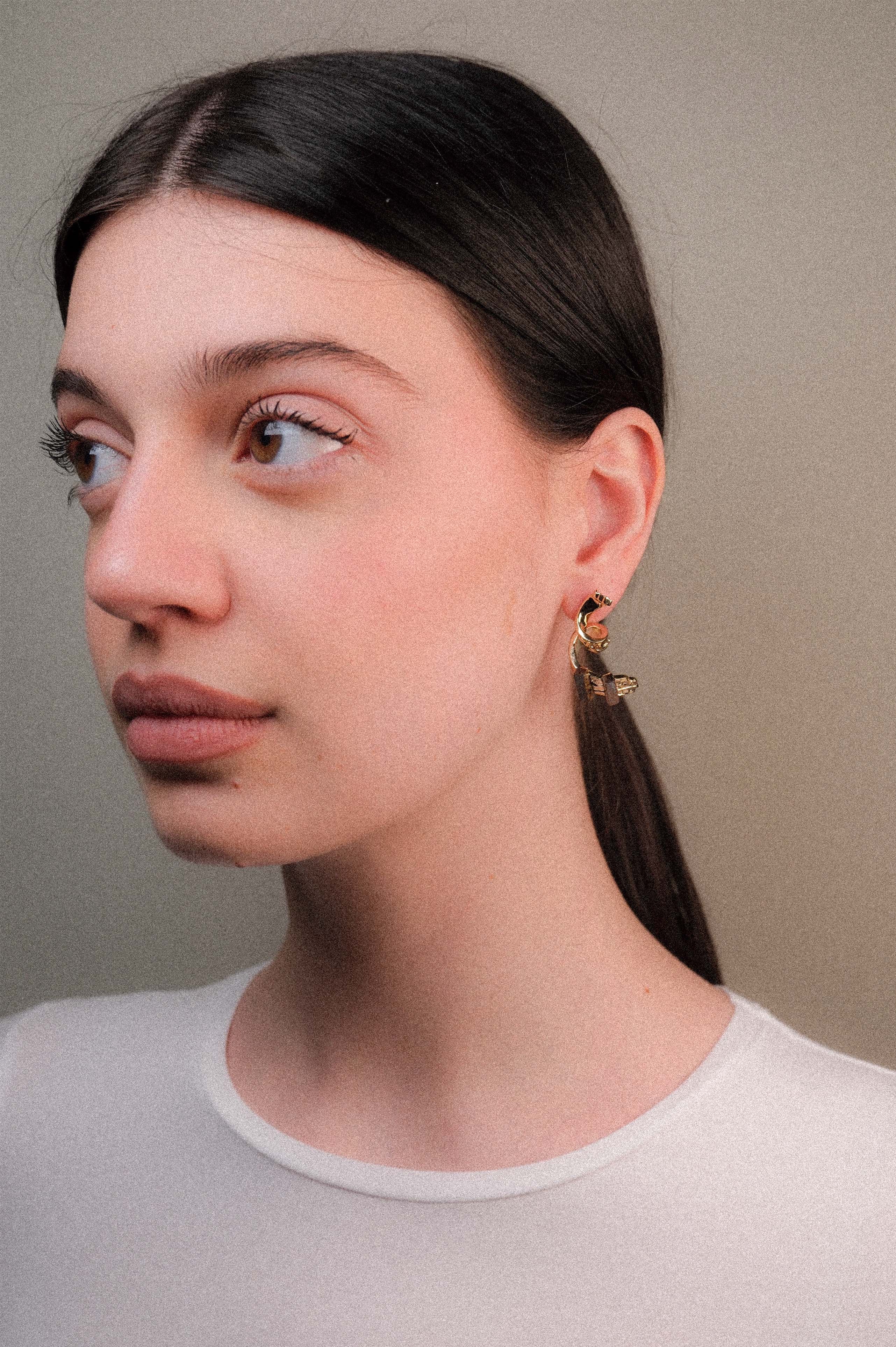 Orecchini pendenti ricciolo con pietre naturali