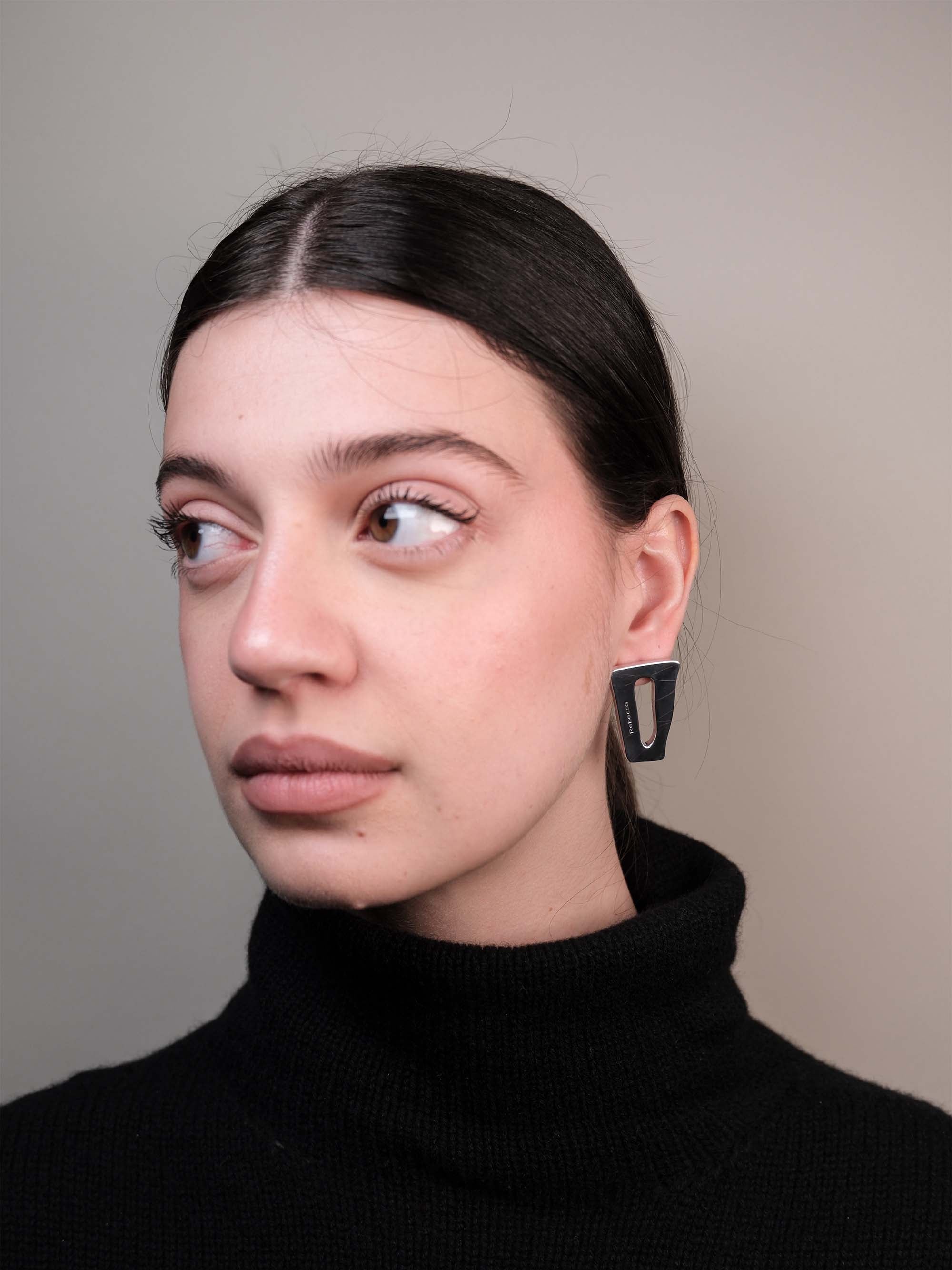 Orecchini triangolo irregolare invertito piccolo