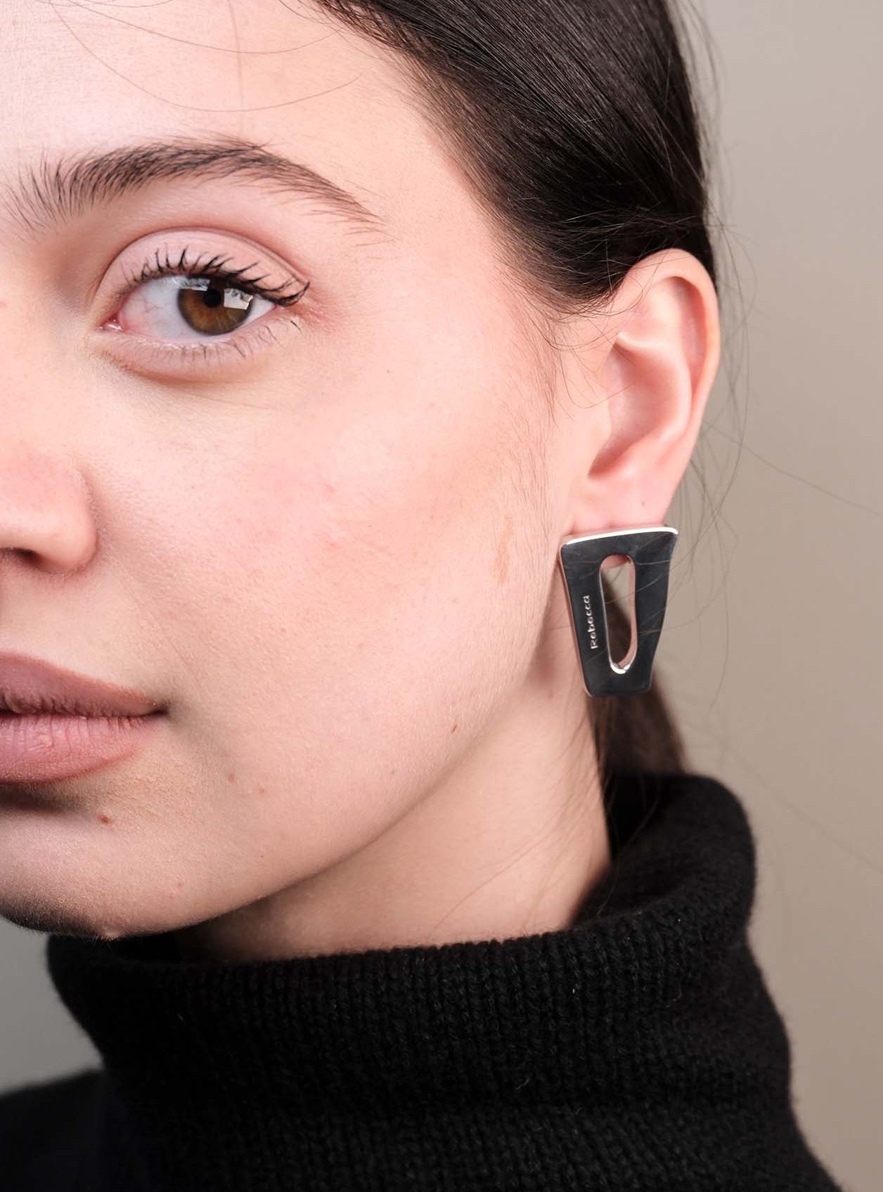 Orecchini triangolo irregolare invertito piccolo