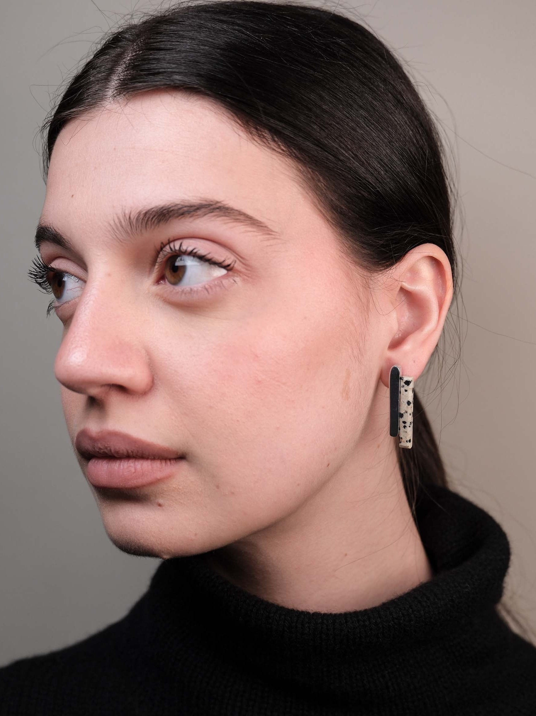 Orecchini con barretta e pietra naturale piccola