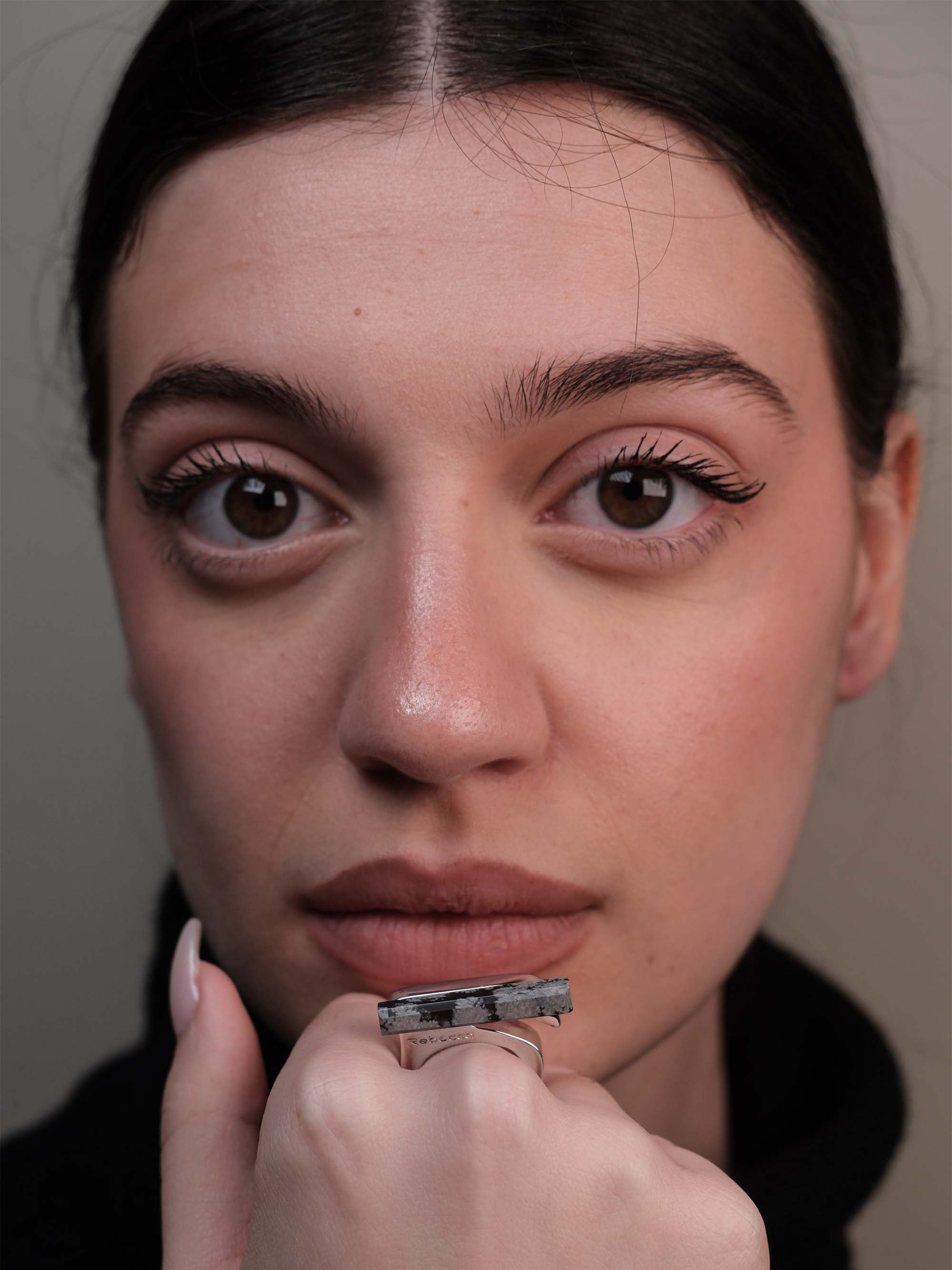 Anello irregolare piatto e pietra naturale