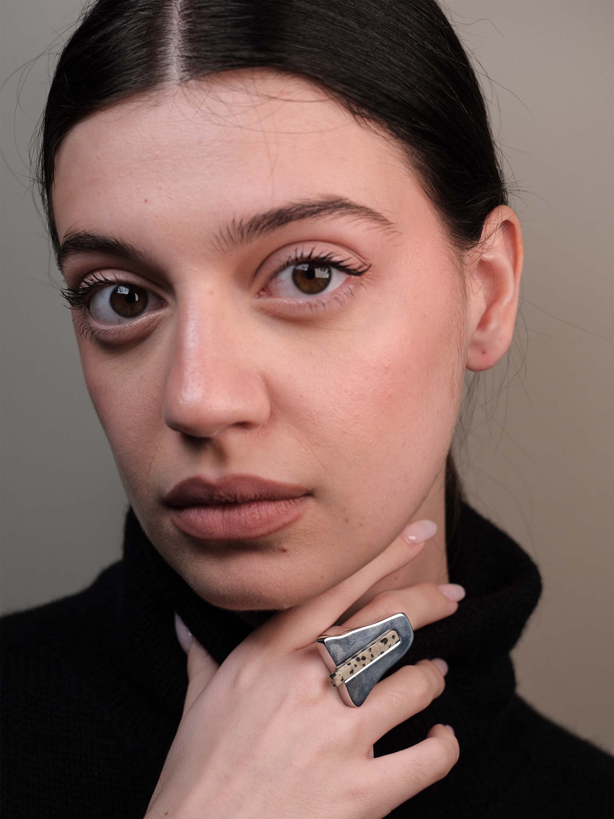 Anello piramide irregolare con pietra naturale