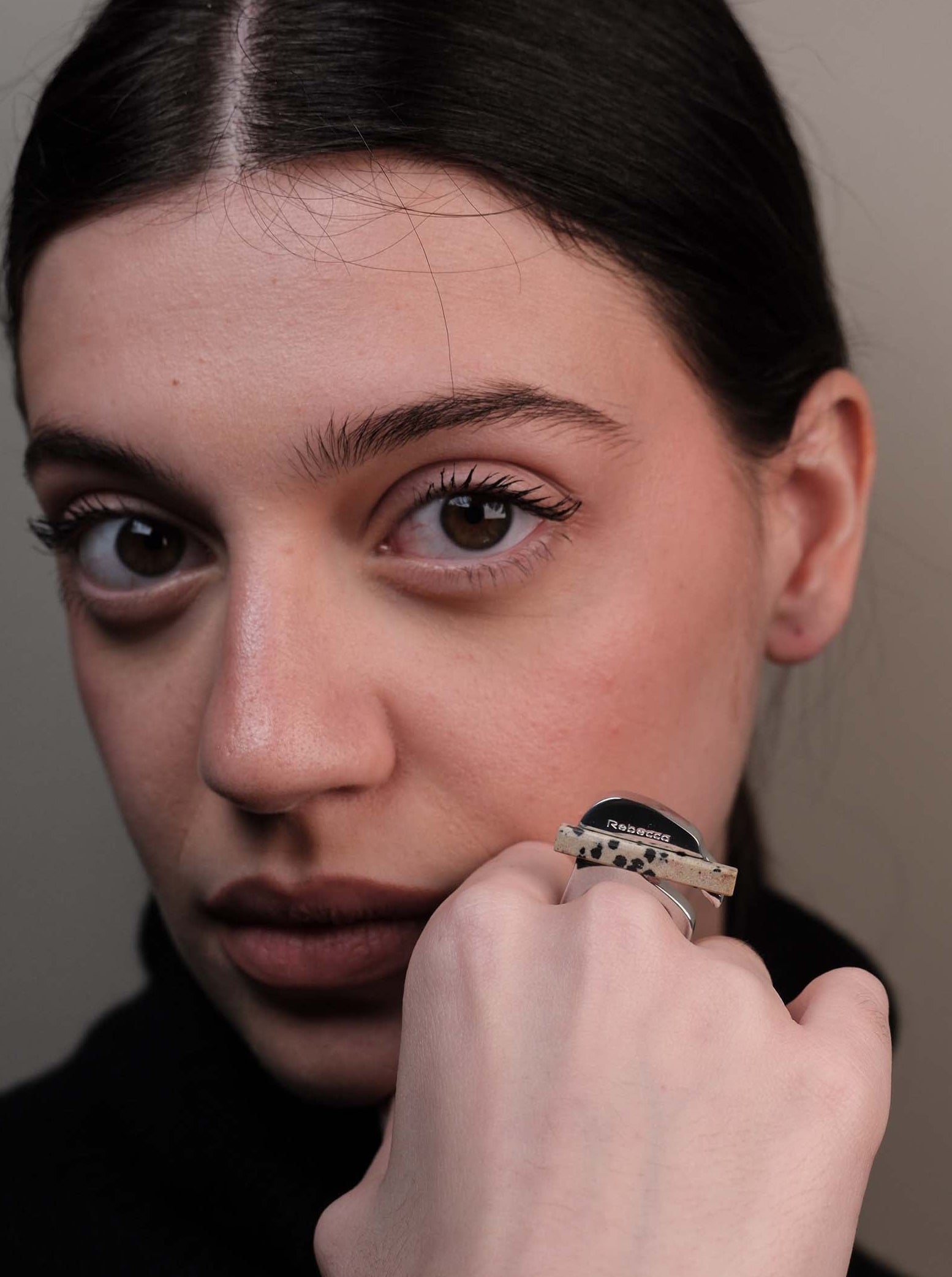 Anello irregolare bombato e pietra naturale