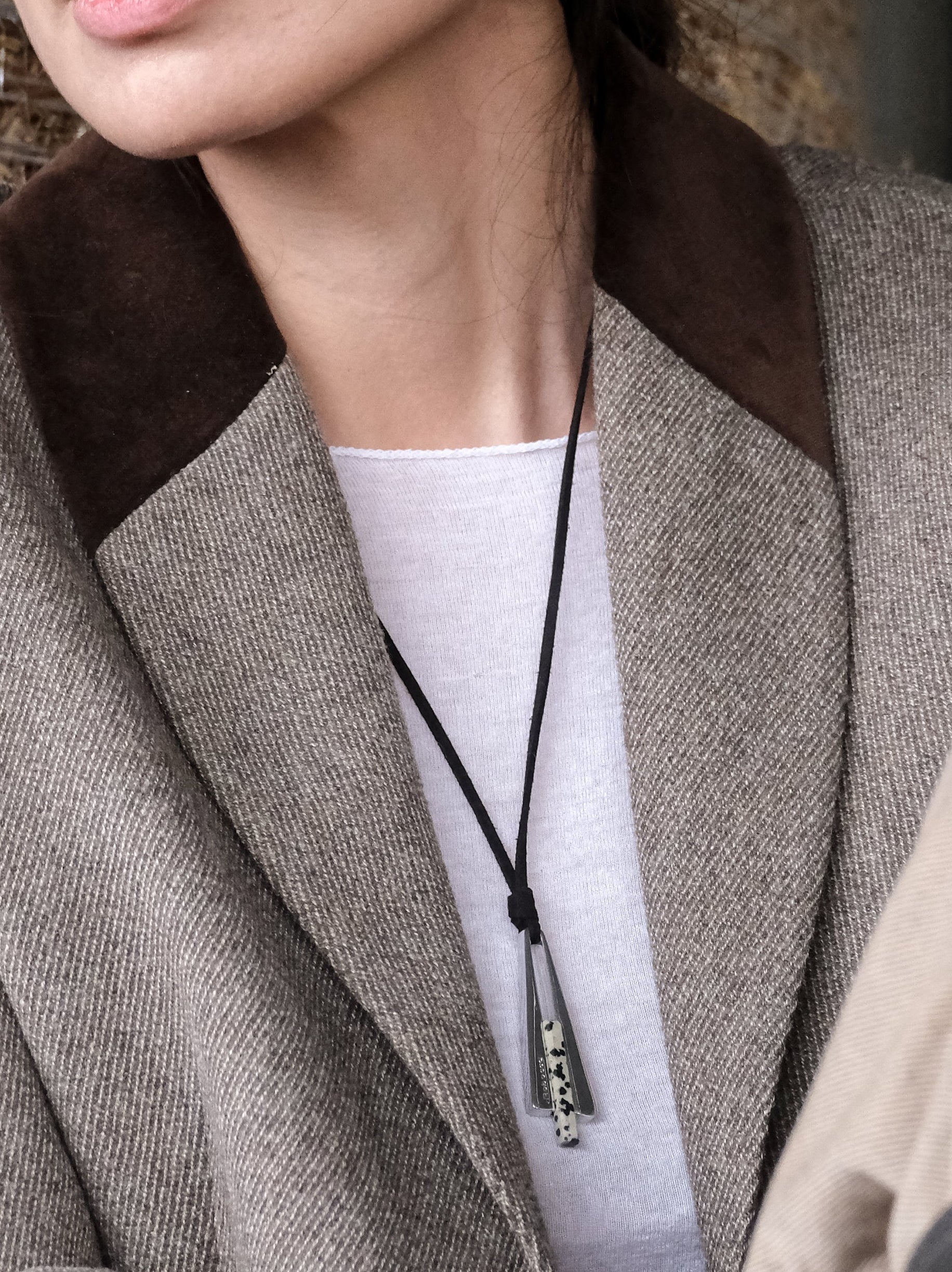 Collana con pendente piramide irregolare e pietra naturale