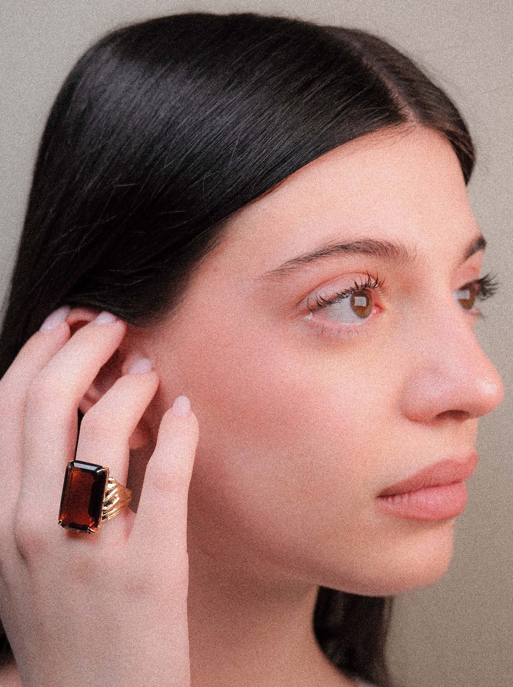 Anello con pietra ambrata grande