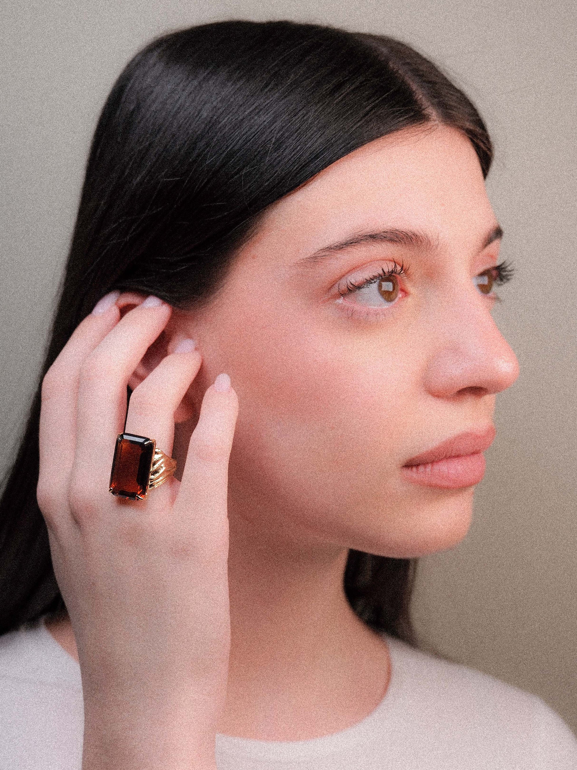 Anello con pietra ambrata grande