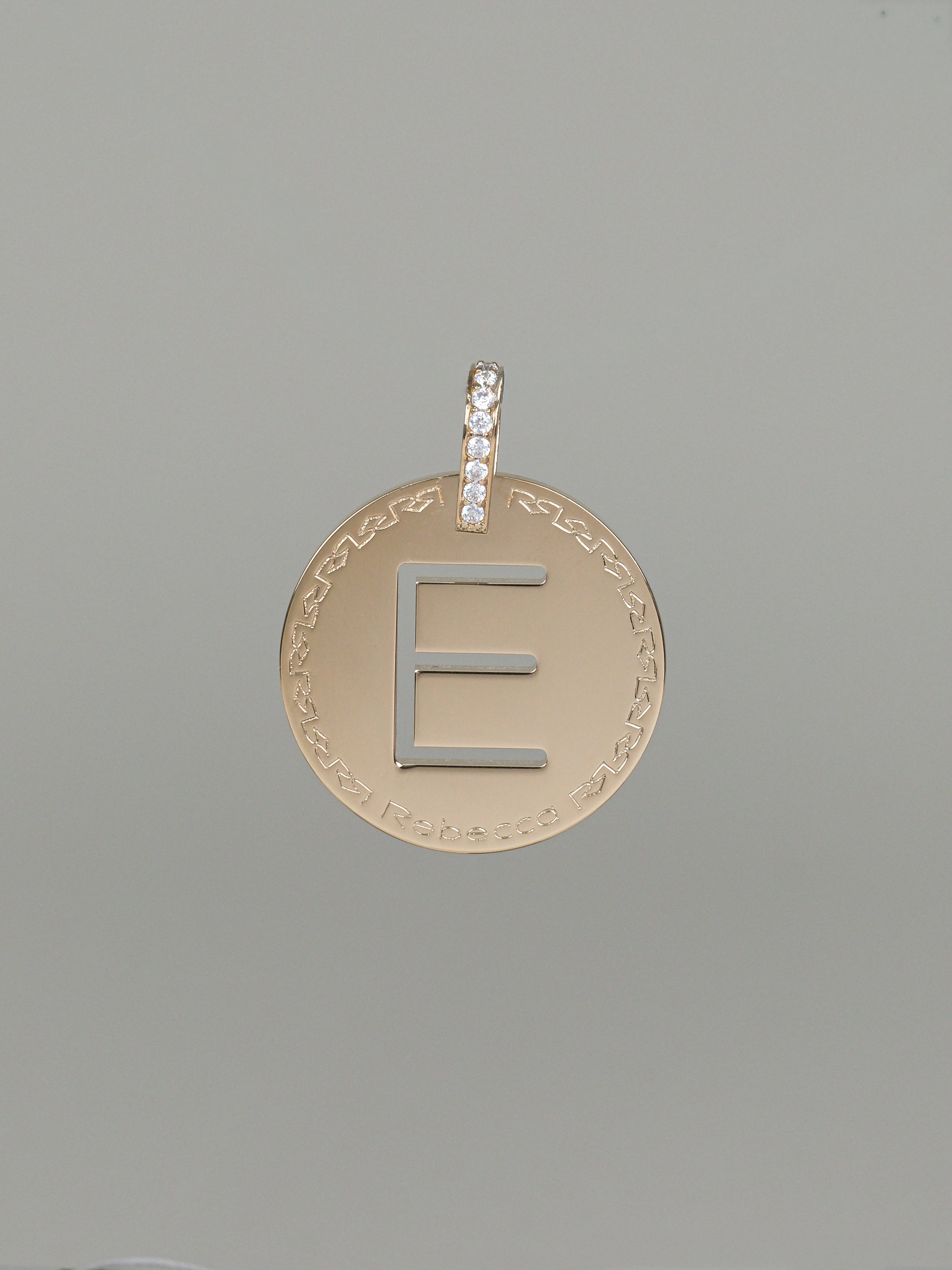 Collana lunga con iniziale grande