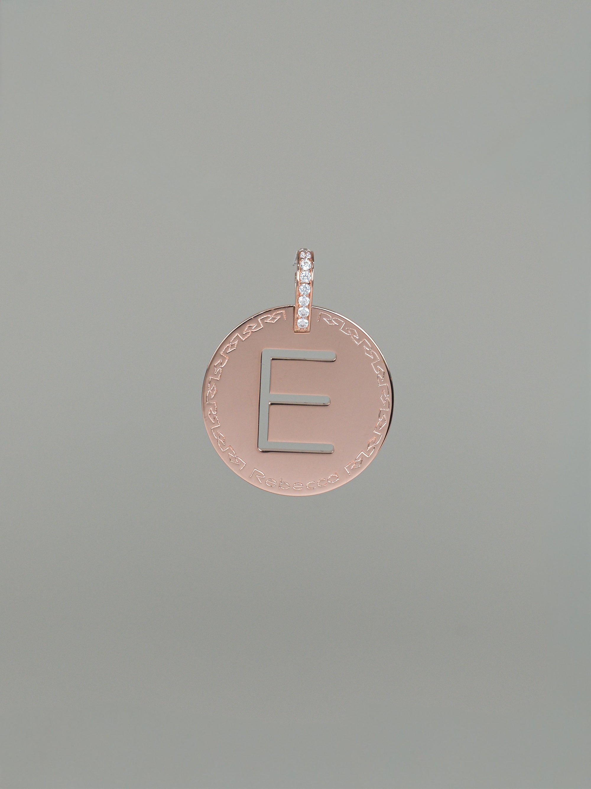 Collana lunga con iniziale grande