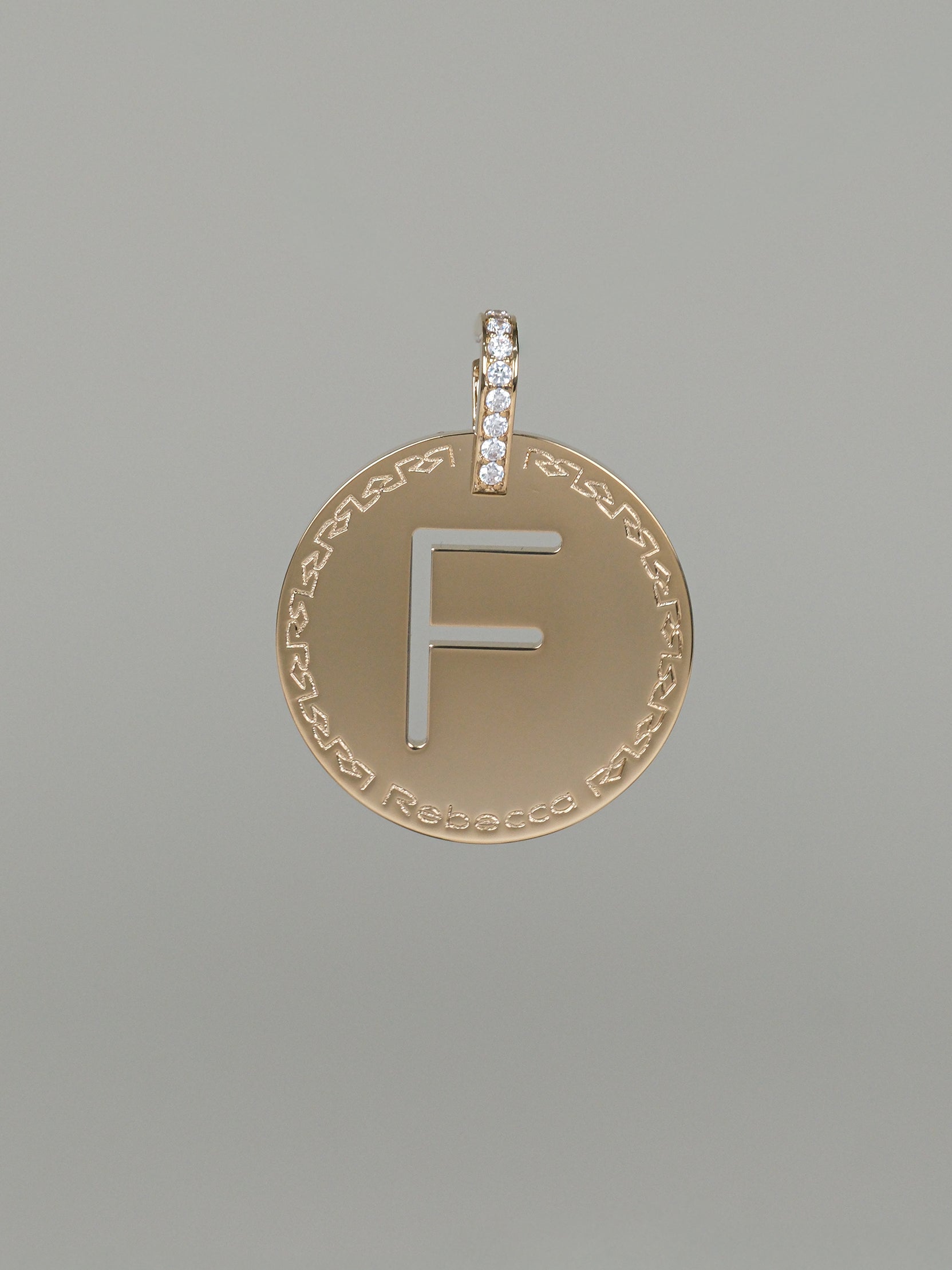 Collana lunga con iniziale grande