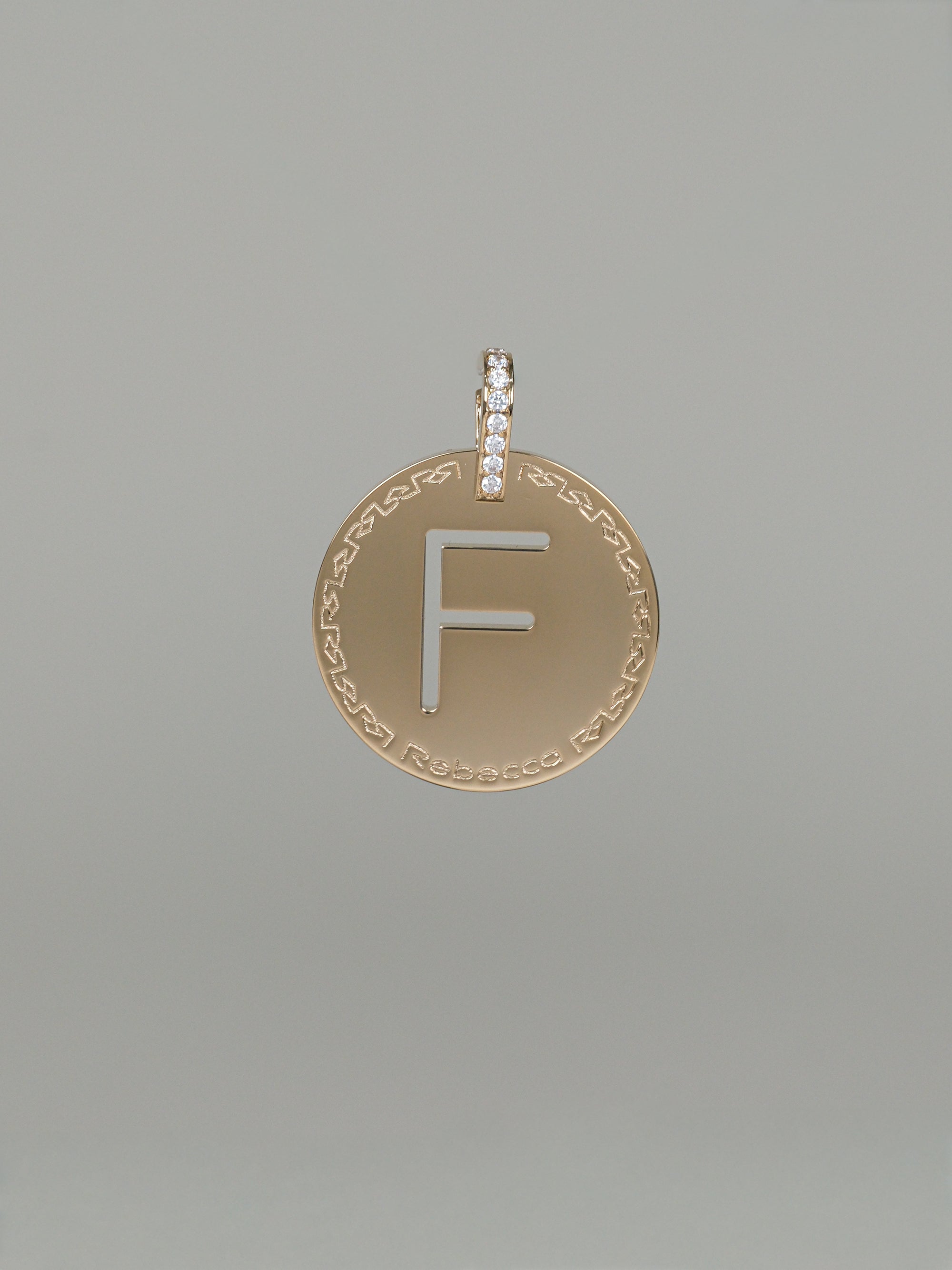 Collana lunga con iniziale grande