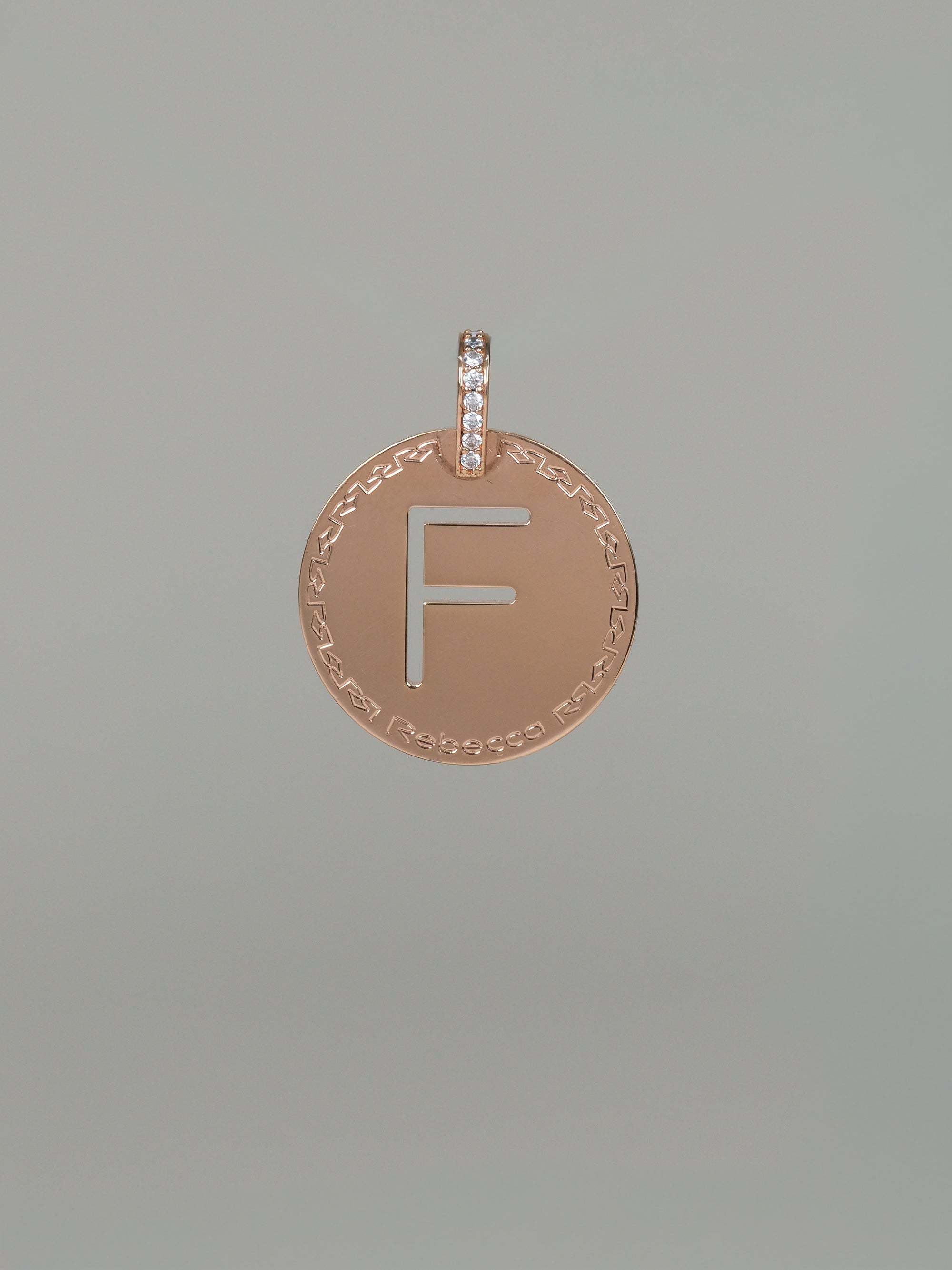 Collana lunga con iniziale grande