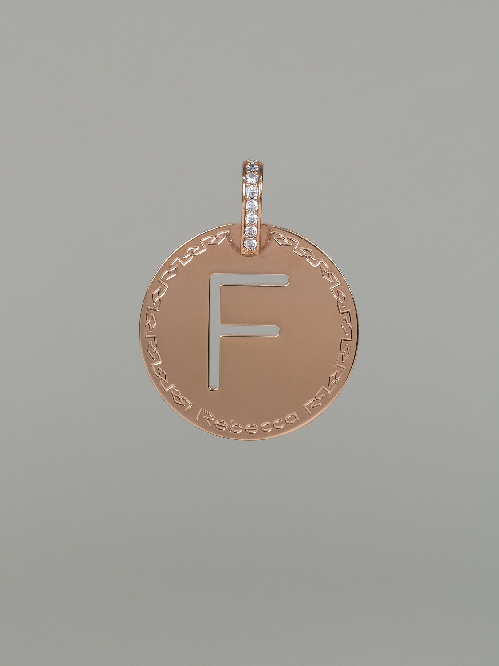 Collana lunga con iniziale grande