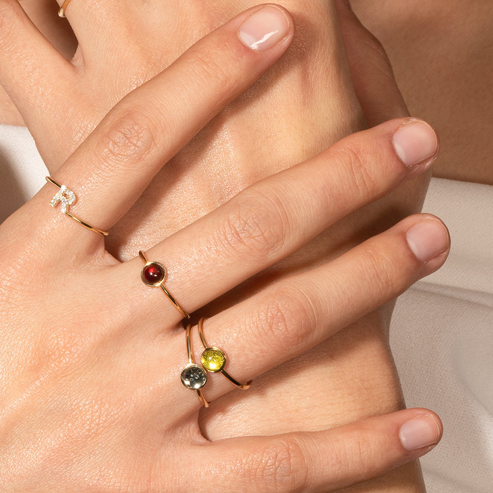 Anello in oro con pietra naturale in taglio cabochon