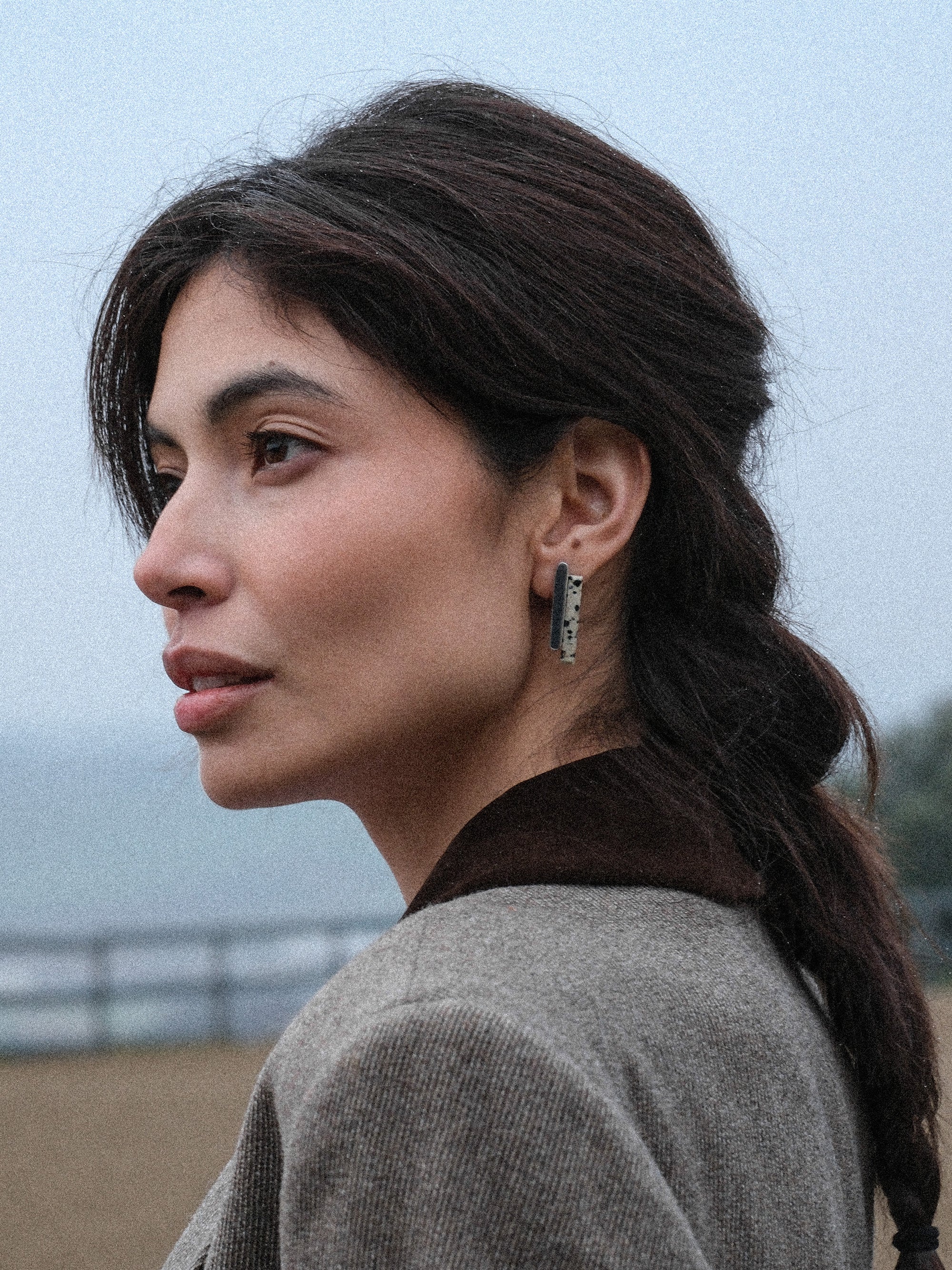 Orecchini con barretta e pietra naturale piccola