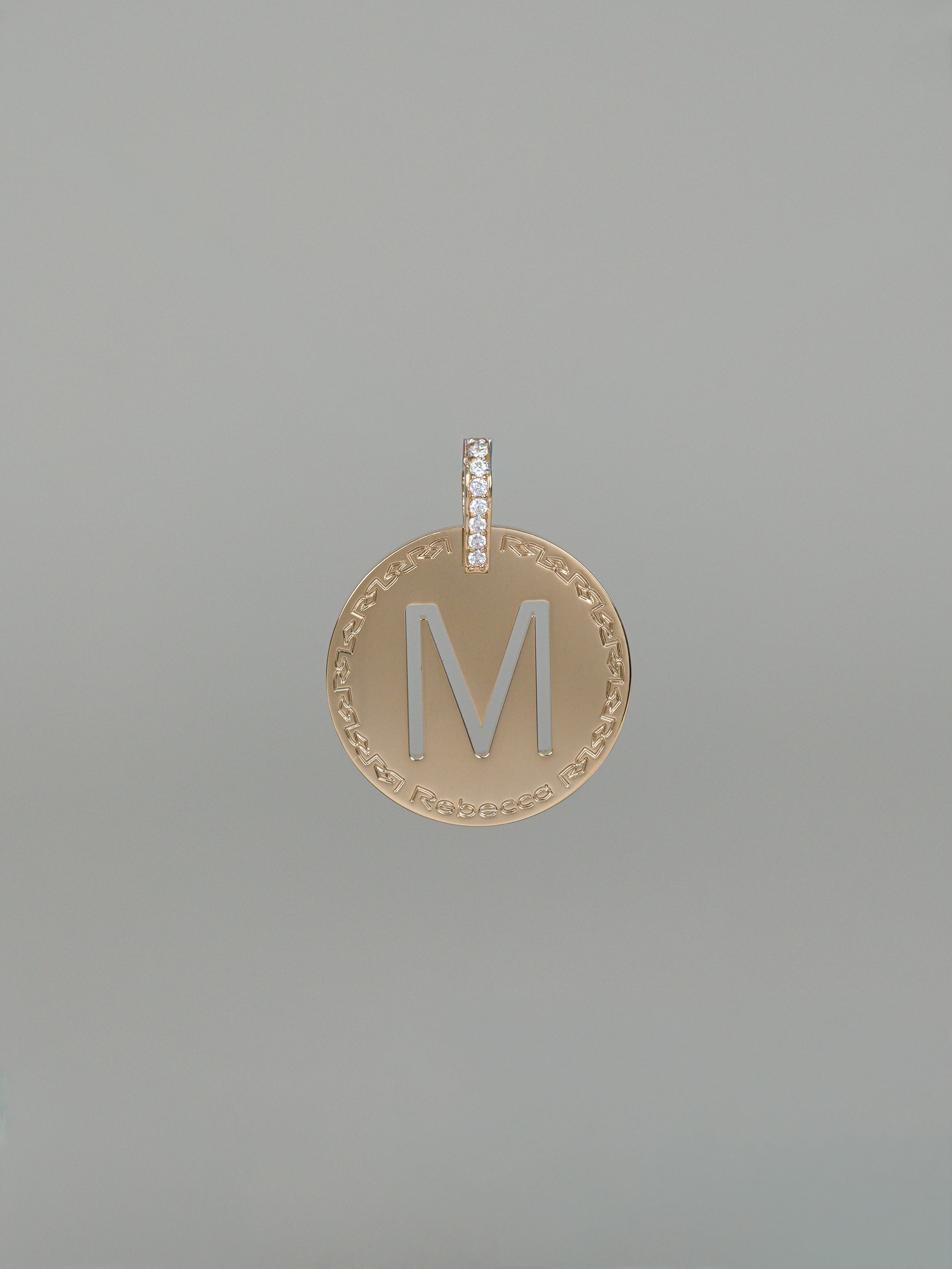 Collana lunga con iniziale grande