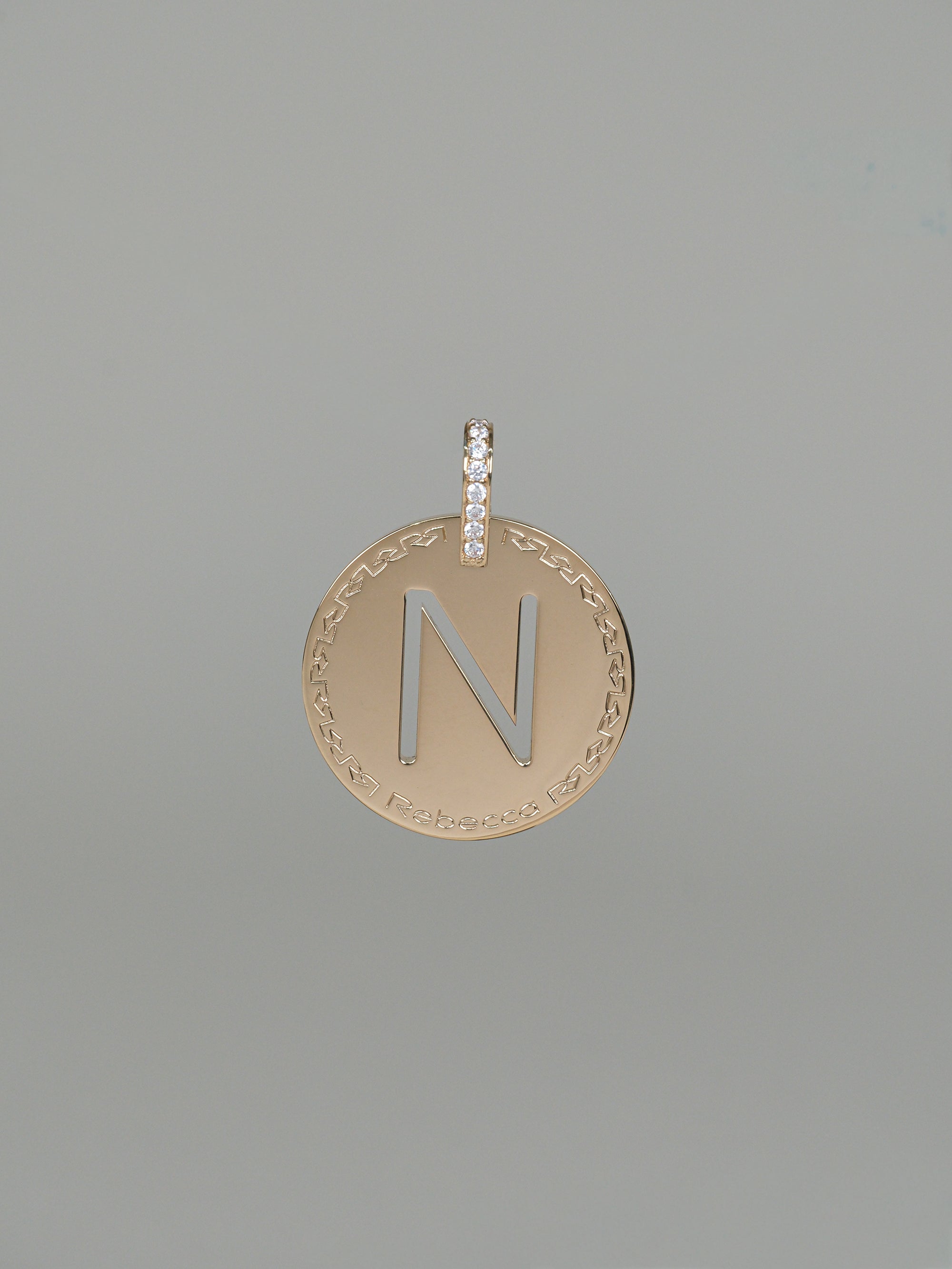 Collana lunga con iniziale grande