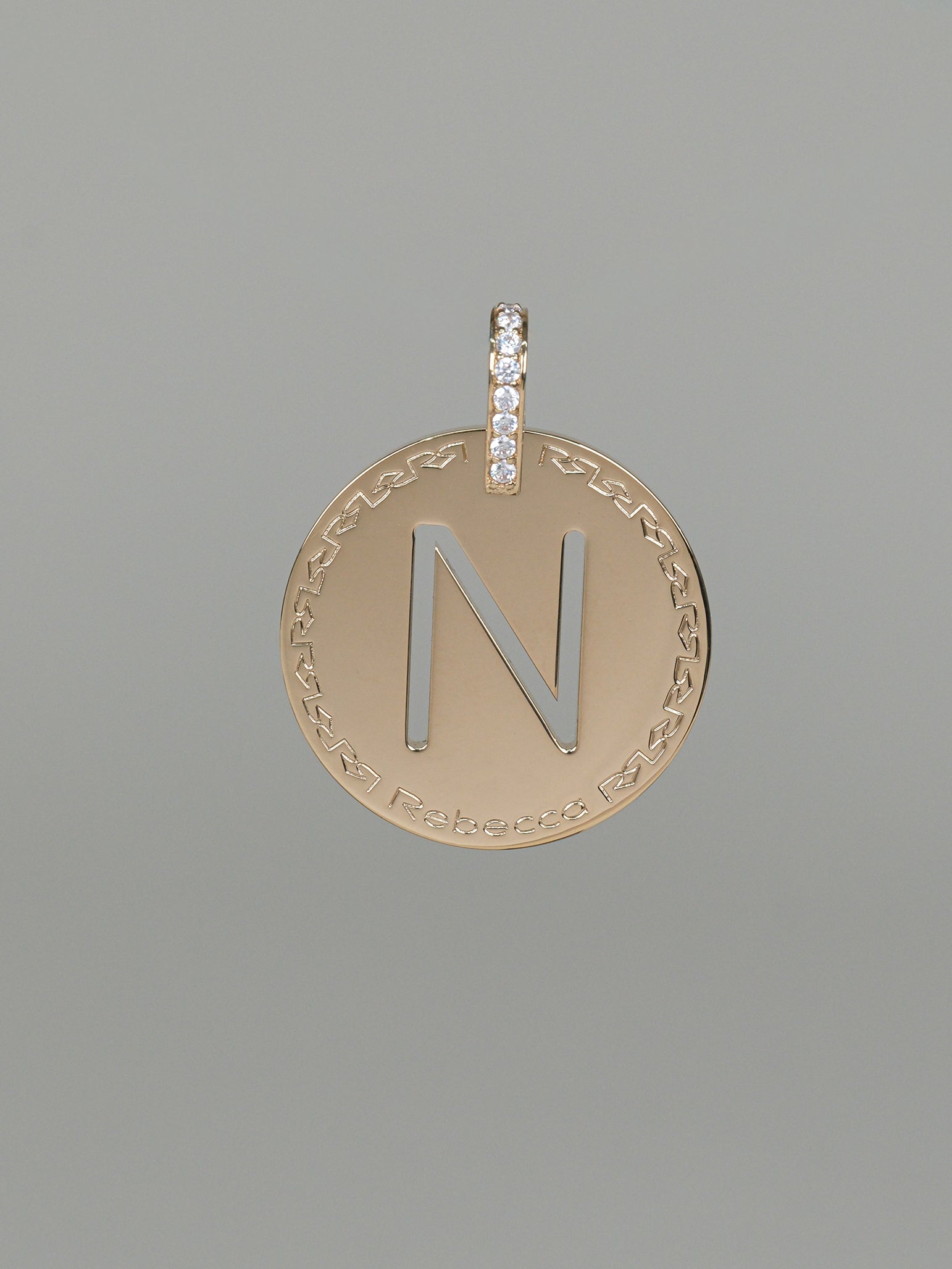 Collana lunga con iniziale grande