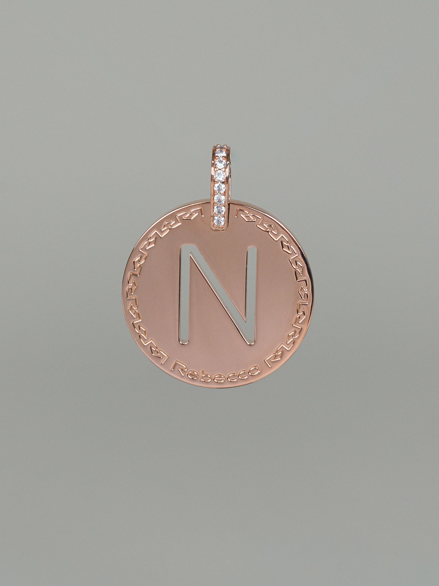 Collana lunga con iniziale grande